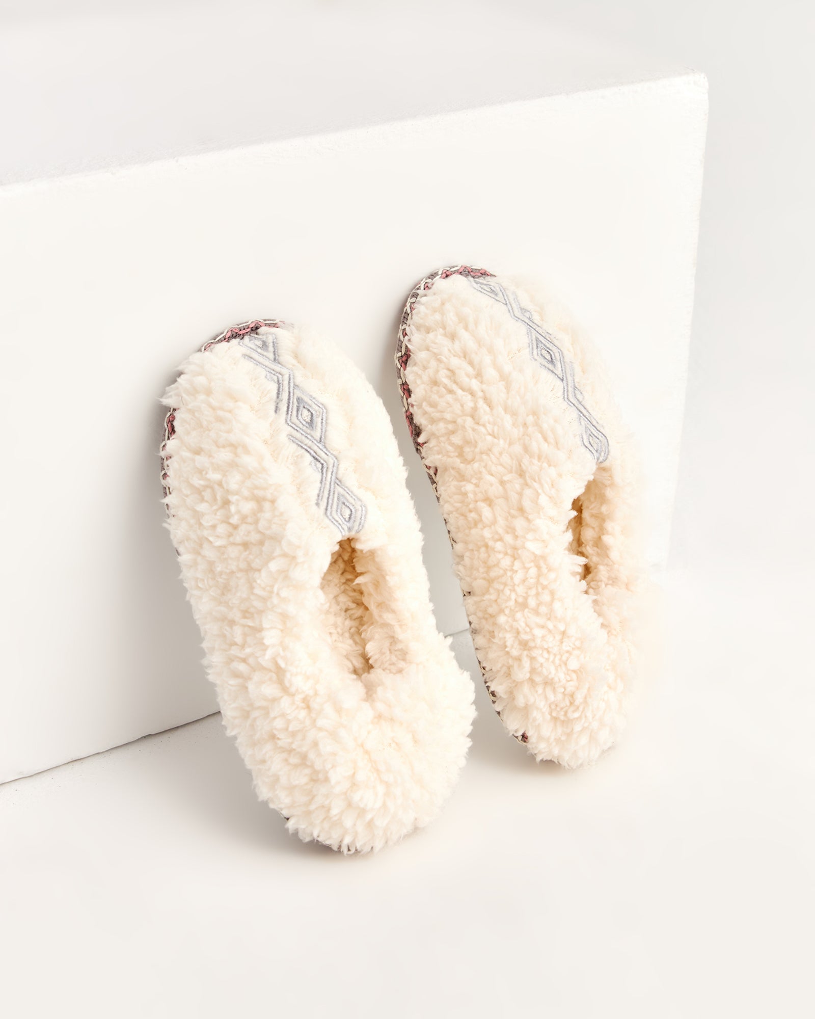 kadın ev içi ayakkabı,bayan ev içi ayakkabı,kadın ev ayakkabısı,kadın iç mekan ayakkabısı,kadın ev ayakkabı modelleri,rahat kadın ev içi ayakkabı,ortopedik ev içi ayakkabı kadın,yumuşak tabanlı kadın ev ayakkabısı,kapalı kadın ev içi ayakkabı,kadın ev ayakkabısı kışlık