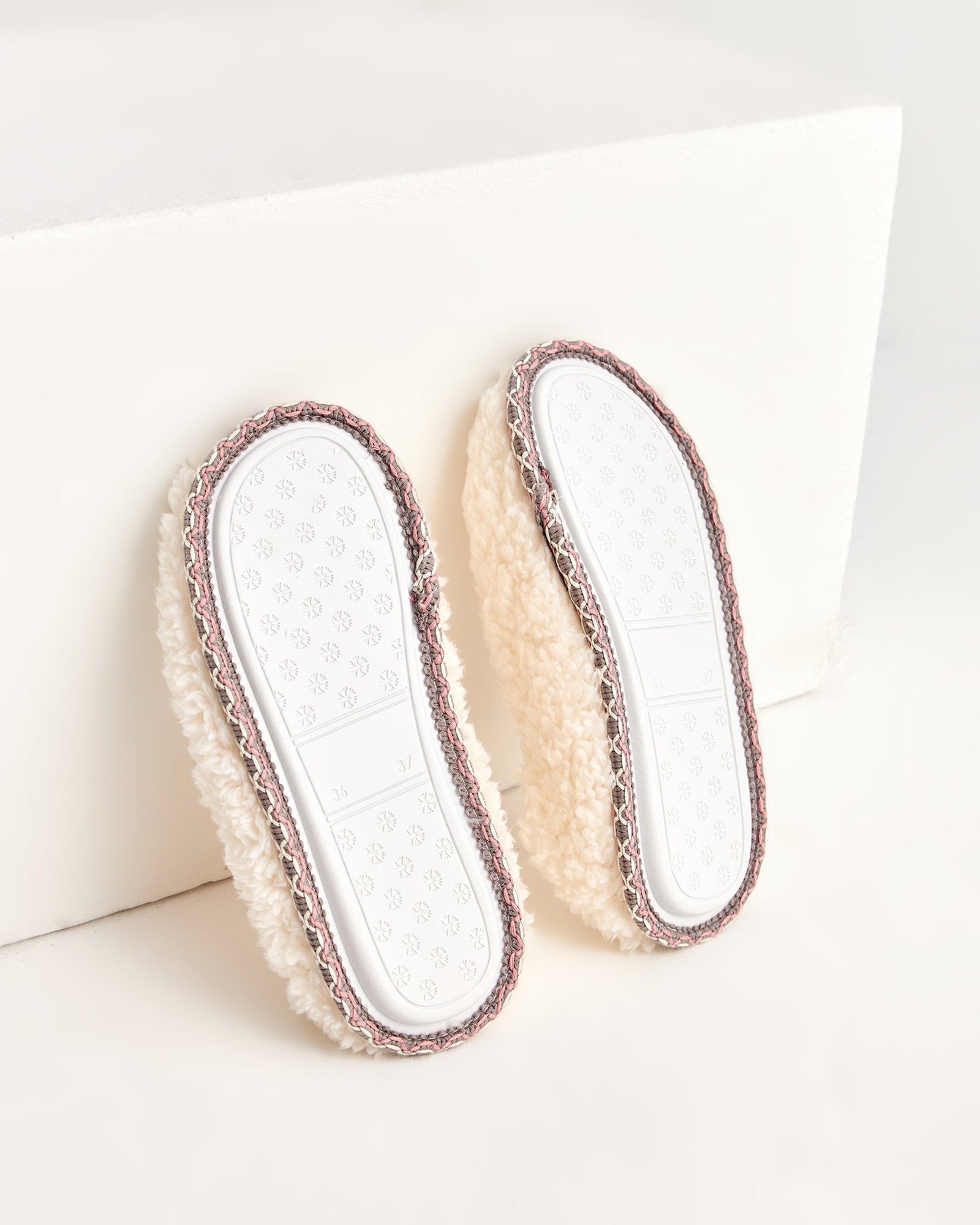 kadın ev içi ayakkabı,bayan ev içi ayakkabı,kadın ev ayakkabısı,kadın iç mekan ayakkabısı,kadın ev ayakkabı modelleri,rahat kadın ev içi ayakkabı,ortopedik ev içi ayakkabı kadın,yumuşak tabanlı kadın ev ayakkabısı,kapalı kadın ev içi ayakkabı,kadın ev ayakkabısı kışlık