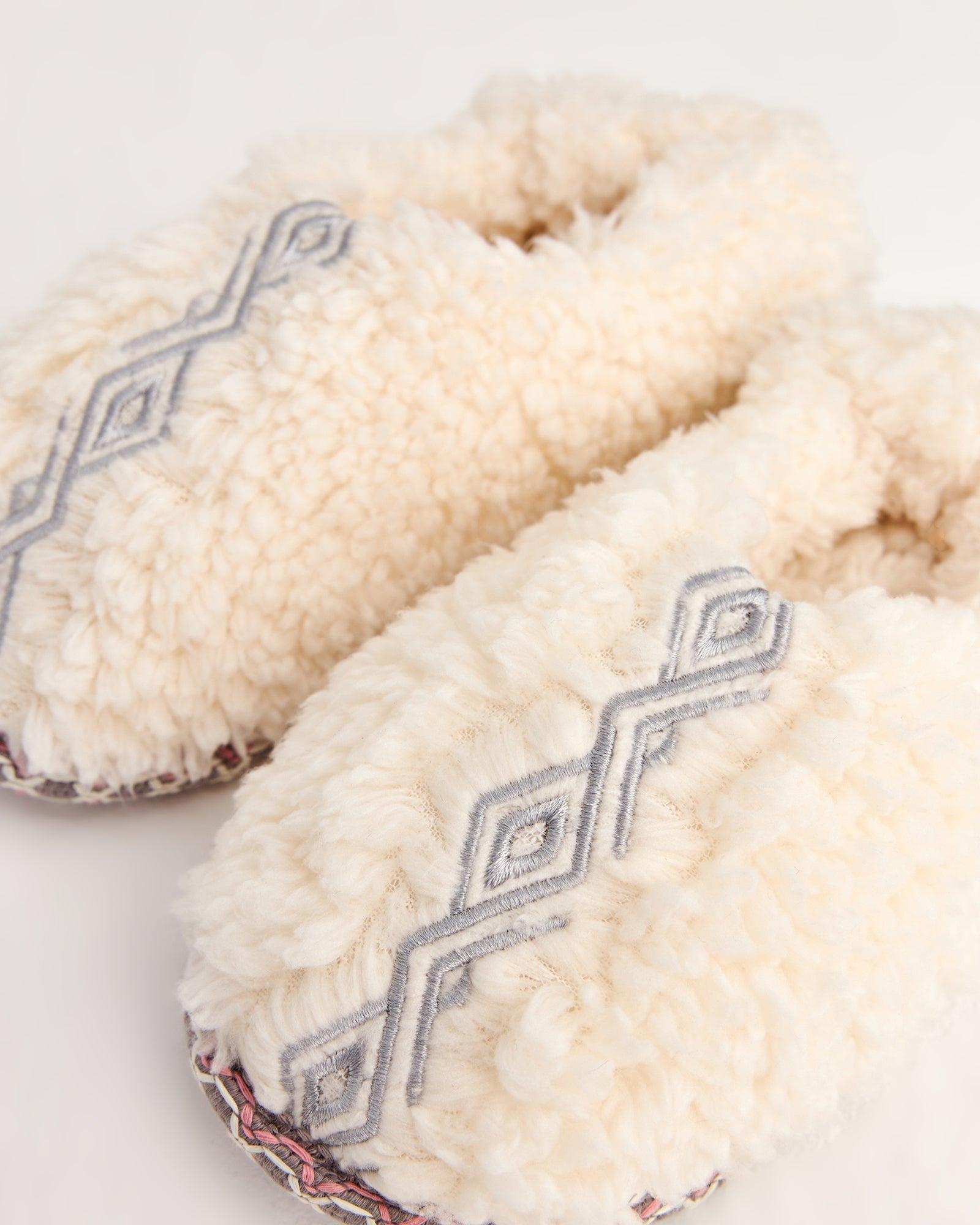 kadın ev içi ayakkabı,bayan ev içi ayakkabı,kadın ev ayakkabısı,kadın iç mekan ayakkabısı,kadın ev ayakkabı modelleri,rahat kadın ev içi ayakkabı,ortopedik ev içi ayakkabı kadın,yumuşak tabanlı kadın ev ayakkabısı,kapalı kadın ev içi ayakkabı,kadın ev ayakkabısı kışlık