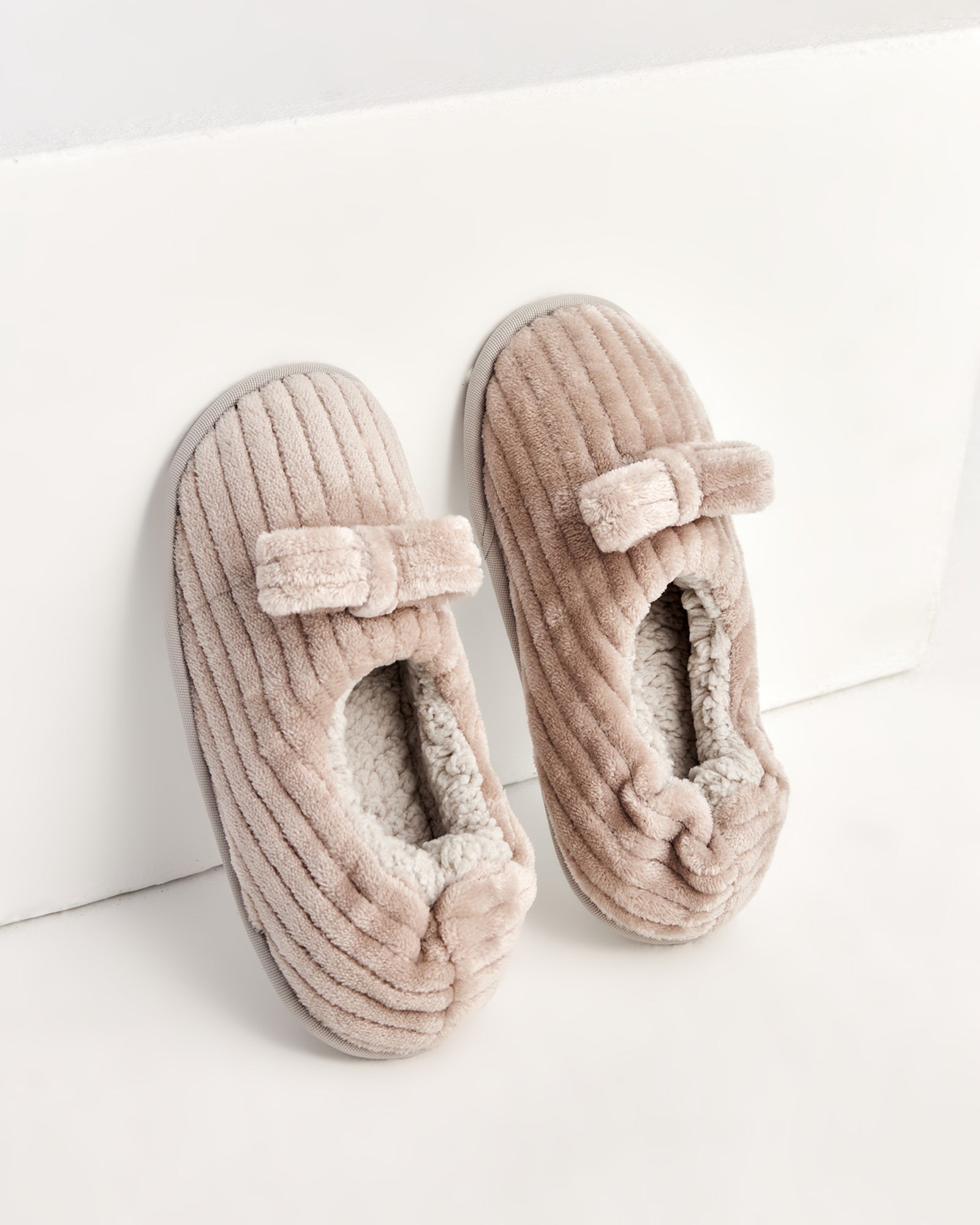 kadın ev içi ayakkabı,bayan ev içi ayakkabı,kadın ev ayakkabısı,kadın iç mekan ayakkabısı,kadın ev ayakkabı modelleri,rahat kadın ev içi ayakkabı,ortopedik ev içi ayakkabı kadın,yumuşak tabanlı kadın ev ayakkabısı,kapalı kadın ev içi ayakkabı,kadın ev ayakkabısı kışlık