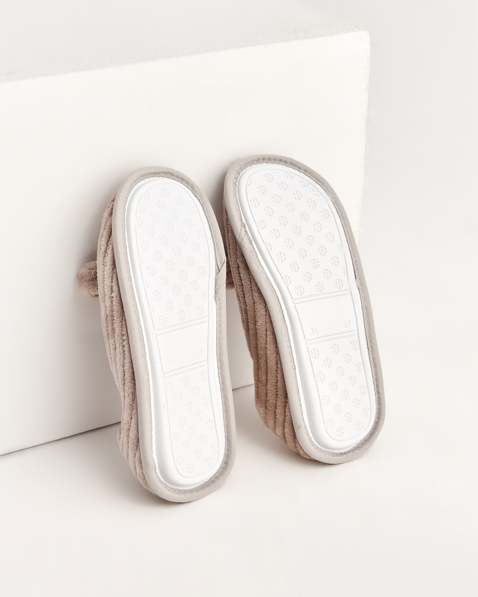 kadın ev içi ayakkabı,bayan ev içi ayakkabı,kadın ev ayakkabısı,kadın iç mekan ayakkabısı,kadın ev ayakkabı modelleri,rahat kadın ev içi ayakkabı,ortopedik ev içi ayakkabı kadın,yumuşak tabanlı kadın ev ayakkabısı,kapalı kadın ev içi ayakkabı,kadın ev ayakkabısı kışlık