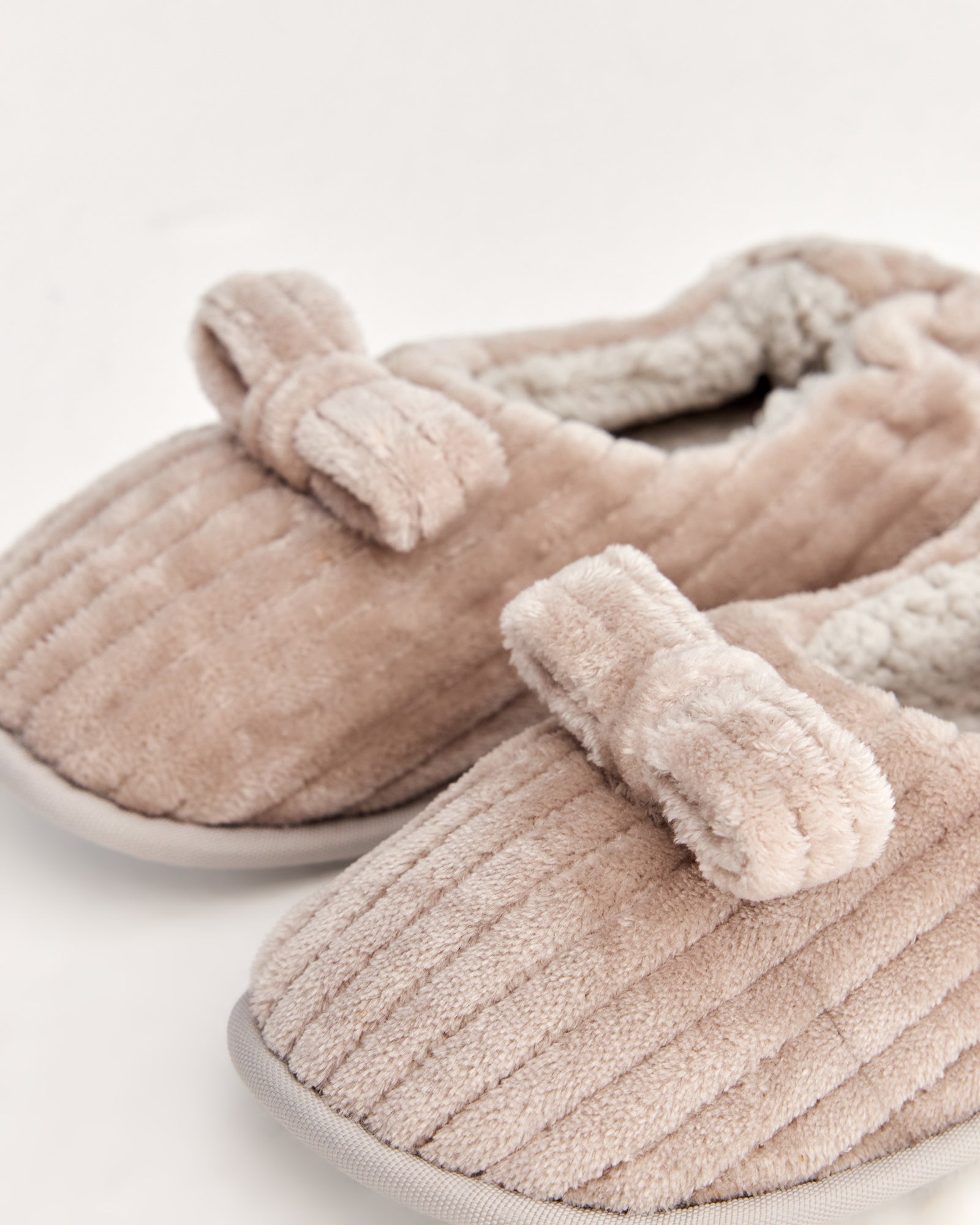 kadın ev içi ayakkabı,bayan ev içi ayakkabı,kadın ev ayakkabısı,kadın iç mekan ayakkabısı,kadın ev ayakkabı modelleri,rahat kadın ev içi ayakkabı,ortopedik ev içi ayakkabı kadın,yumuşak tabanlı kadın ev ayakkabısı,kapalı kadın ev içi ayakkabı,kadın ev ayakkabısı kışlık