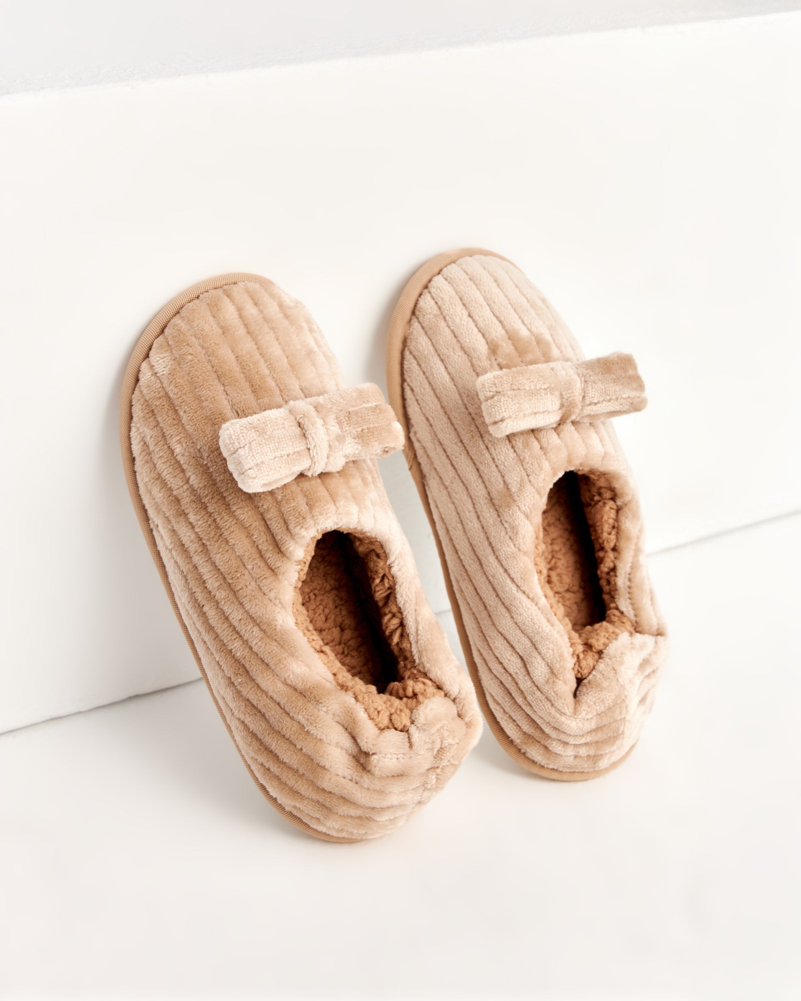 kadın ev içi ayakkabı,bayan ev içi ayakkabı,kadın ev ayakkabısı,kadın iç mekan ayakkabısı,kadın ev ayakkabı modelleri,rahat kadın ev içi ayakkabı,ortopedik ev içi ayakkabı kadın,yumuşak tabanlı kadın ev ayakkabısı,kapalı kadın ev içi ayakkabı,kadın ev ayakkabısı kışlık