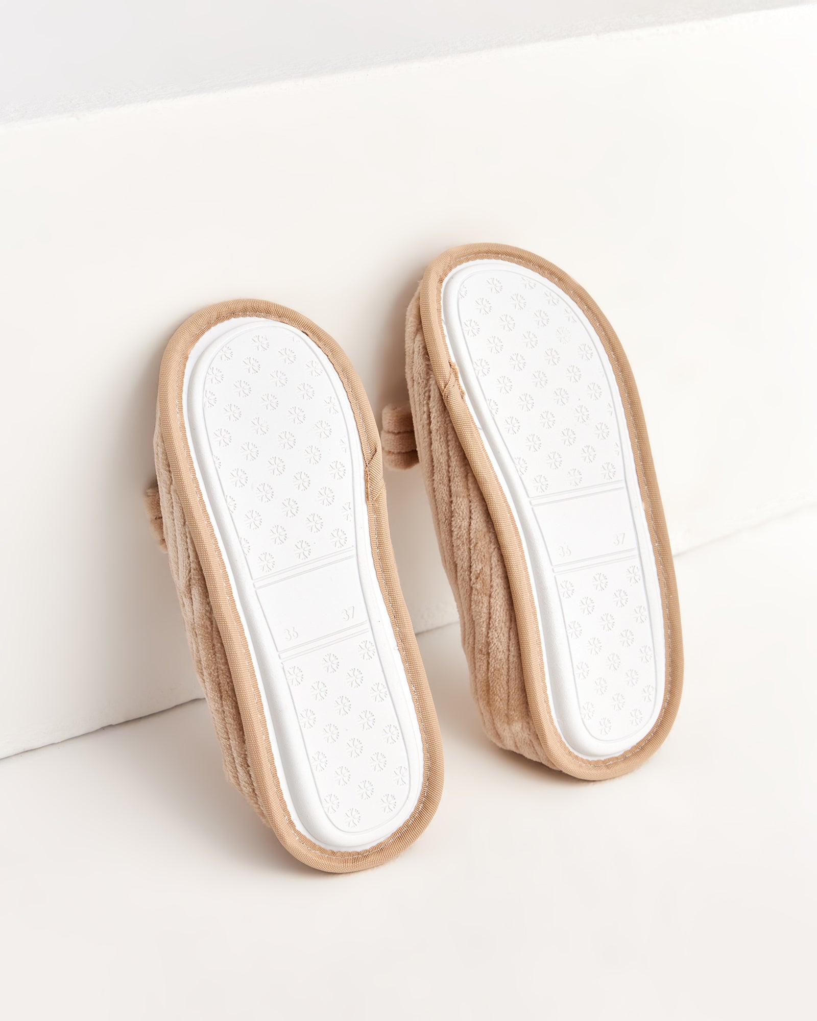 kadın ev içi ayakkabı,bayan ev içi ayakkabı,kadın ev ayakkabısı,kadın iç mekan ayakkabısı,kadın ev ayakkabı modelleri,rahat kadın ev içi ayakkabı,ortopedik ev içi ayakkabı kadın,yumuşak tabanlı kadın ev ayakkabısı,kapalı kadın ev içi ayakkabı,kadın ev ayakkabısı kışlık