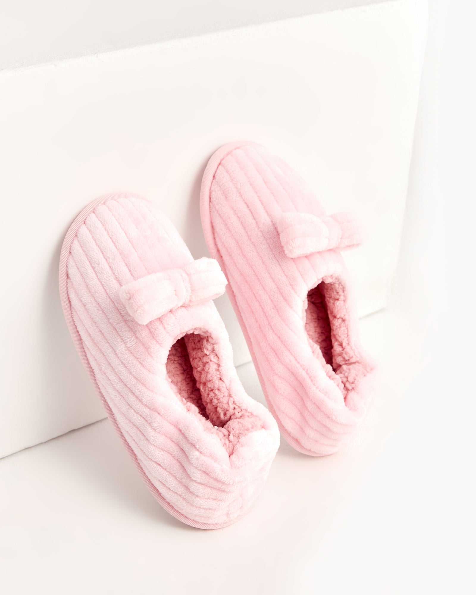 kadın ev içi ayakkabı,bayan ev içi ayakkabı,kadın ev ayakkabısı,kadın iç mekan ayakkabısı,kadın ev ayakkabı modelleri,rahat kadın ev içi ayakkabı,ortopedik ev içi ayakkabı kadın,yumuşak tabanlı kadın ev ayakkabısı,kapalı kadın ev içi ayakkabı,kadın ev ayakkabısı kışlık