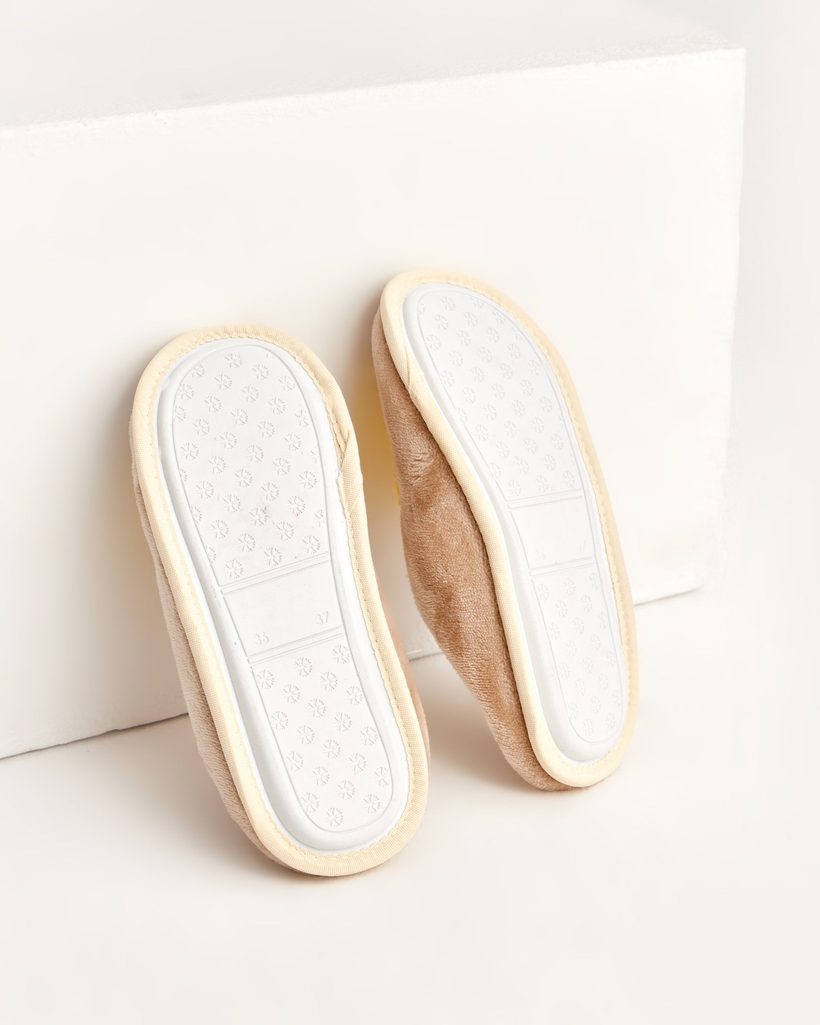 kadın ev terliği,kadın ev içi terlik,bayan ev terliği,kadın kışlık terlik,kadın yazlık terlik,evde giyilen kadın terlikleri,kadın konforlu terlik,rahat kadın ev terliği,kaymaz taban kadın terlik,kapalı kadın ev terliği