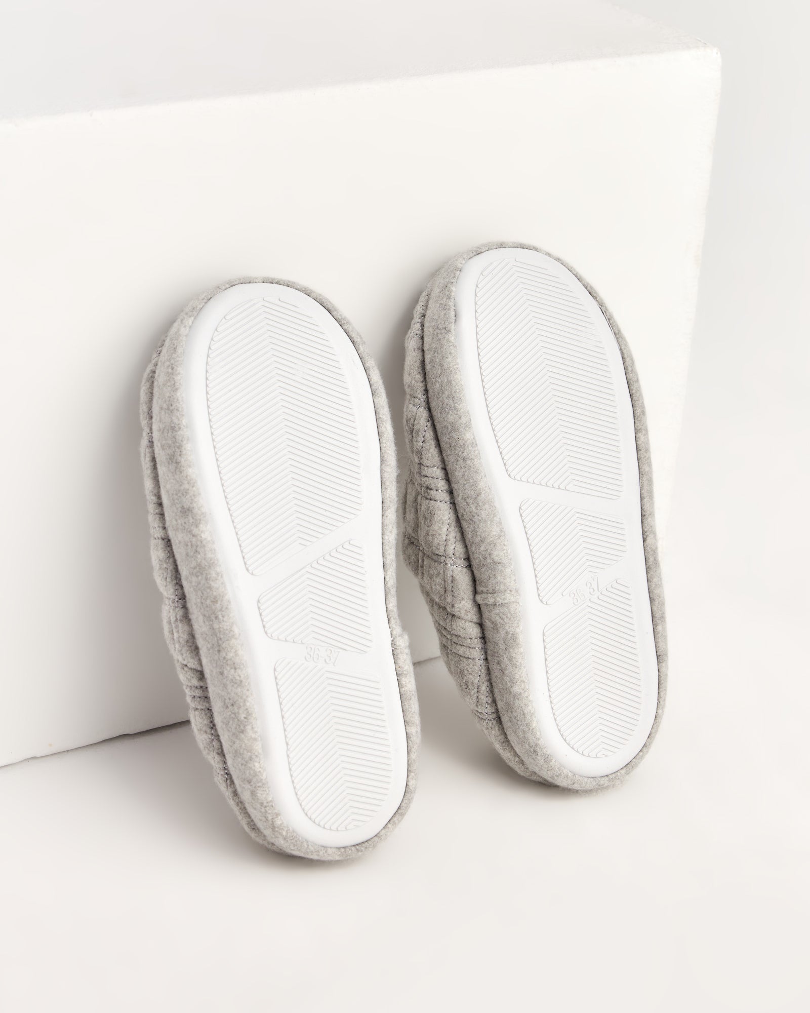 kadın ev içi ayakkabı,bayan ev içi ayakkabı,kadın ev ayakkabısı,kadın iç mekan ayakkabısı,kadın ev ayakkabı modelleri,rahat kadın ev içi ayakkabı,ortopedik ev içi ayakkabı kadın,yumuşak tabanlı kadın ev ayakkabısı,kapalı kadın ev içi ayakkabı,kadın ev ayakkabısı kışlık