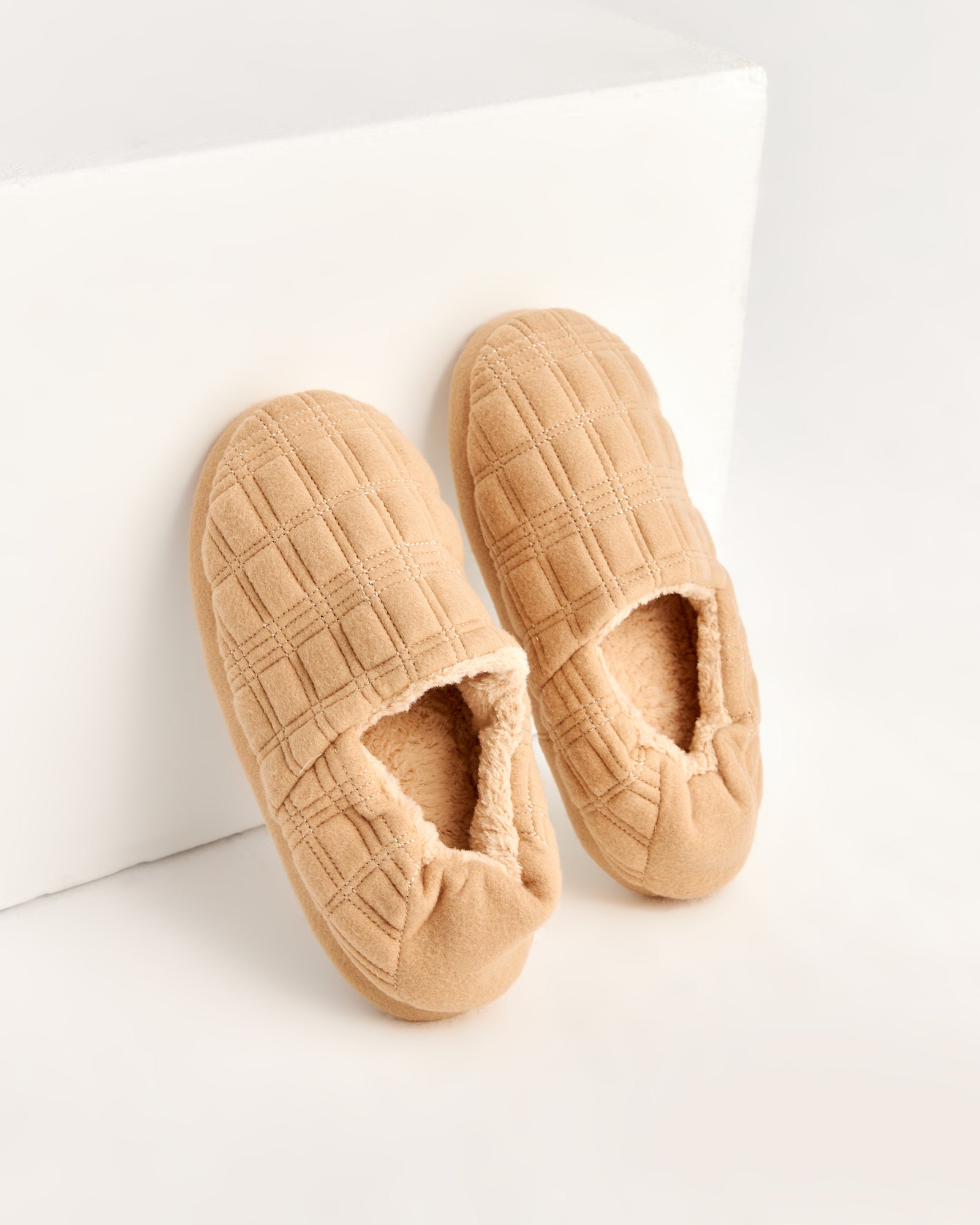 kadın ev içi ayakkabı,bayan ev içi ayakkabı,kadın ev ayakkabısı,kadın iç mekan ayakkabısı,kadın ev ayakkabı modelleri,rahat kadın ev içi ayakkabı,ortopedik ev içi ayakkabı kadın,yumuşak tabanlı kadın ev ayakkabısı,kapalı kadın ev içi ayakkabı,kadın ev ayakkabısı kışlık