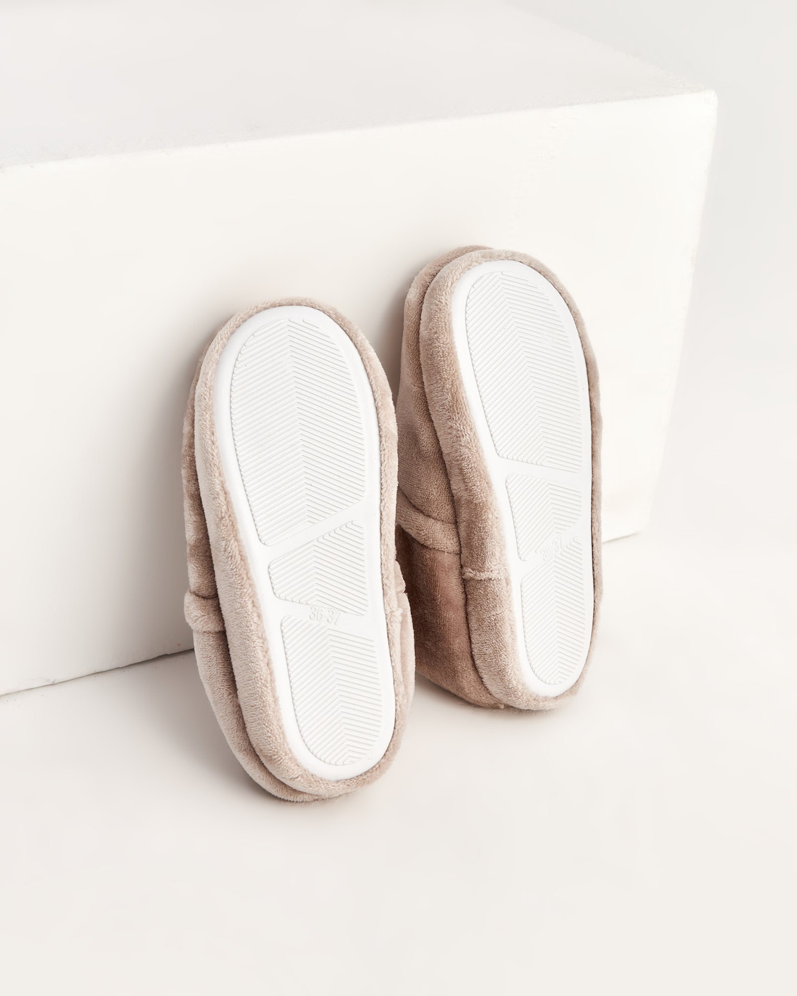 kadın ev içi ayakkabı,bayan ev içi ayakkabı,kadın ev ayakkabısı,kadın iç mekan ayakkabısı,kadın ev ayakkabı modelleri,rahat kadın ev içi ayakkabı,ortopedik ev içi ayakkabı kadın,yumuşak tabanlı kadın ev ayakkabısı,kapalı kadın ev içi ayakkabı,kadın ev ayakkabısı kışlık