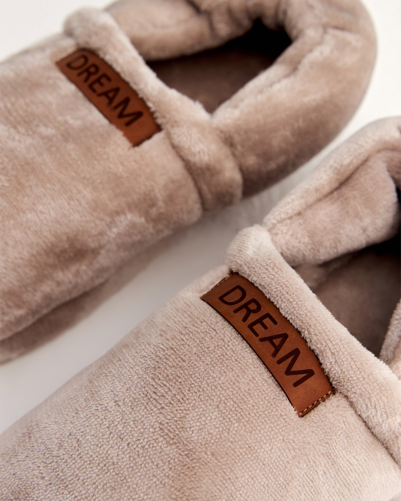 kadın ev içi ayakkabı,bayan ev içi ayakkabı,kadın ev ayakkabısı,kadın iç mekan ayakkabısı,kadın ev ayakkabı modelleri,rahat kadın ev içi ayakkabı,ortopedik ev içi ayakkabı kadın,yumuşak tabanlı kadın ev ayakkabısı,kapalı kadın ev içi ayakkabı,kadın ev ayakkabısı kışlık