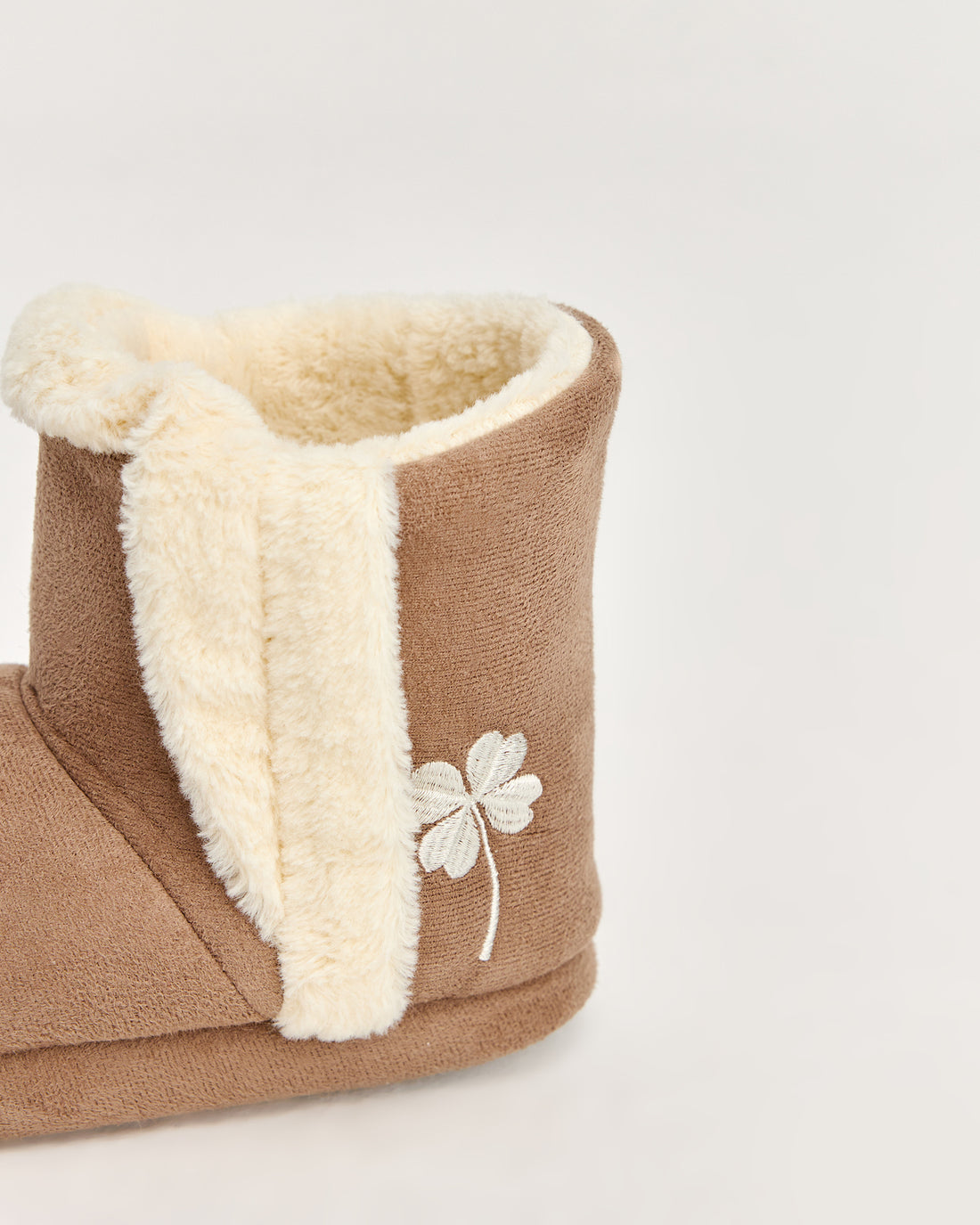 kadın panduf,kadın ev içi panduf,bayan panduf,kadın kışlık panduf,ev için kadın panduf,kadın panduf modelleri,yumuşak kadın panduf,sıcak tutan kadın panduf,kadın ev pandufu,peluş kadın panduf