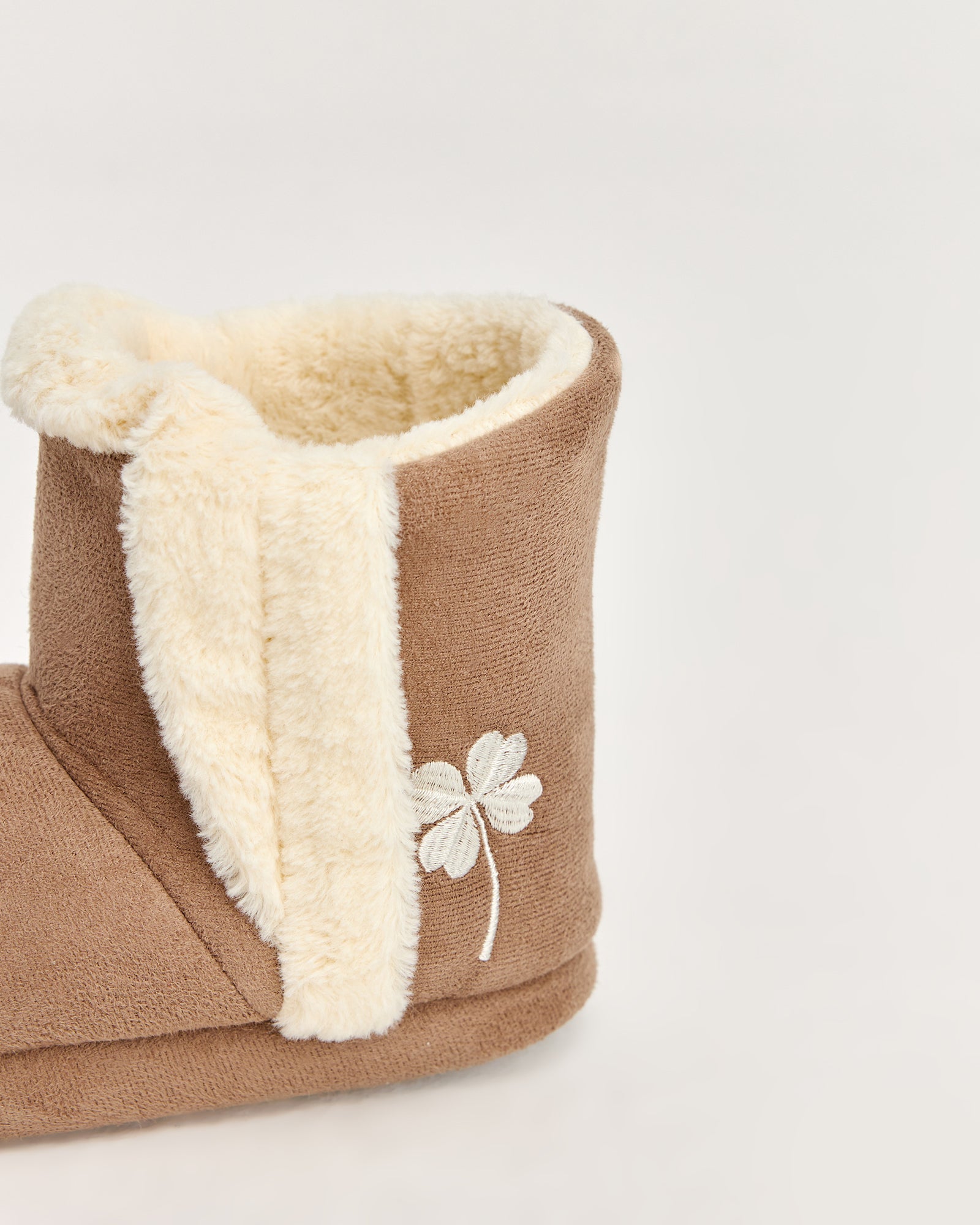 kadın panduf,kadın ev içi panduf,bayan panduf,kadın kışlık panduf,ev için kadın panduf,kadın panduf modelleri,yumuşak kadın panduf,sıcak tutan kadın panduf,kadın ev pandufu,peluş kadın panduf