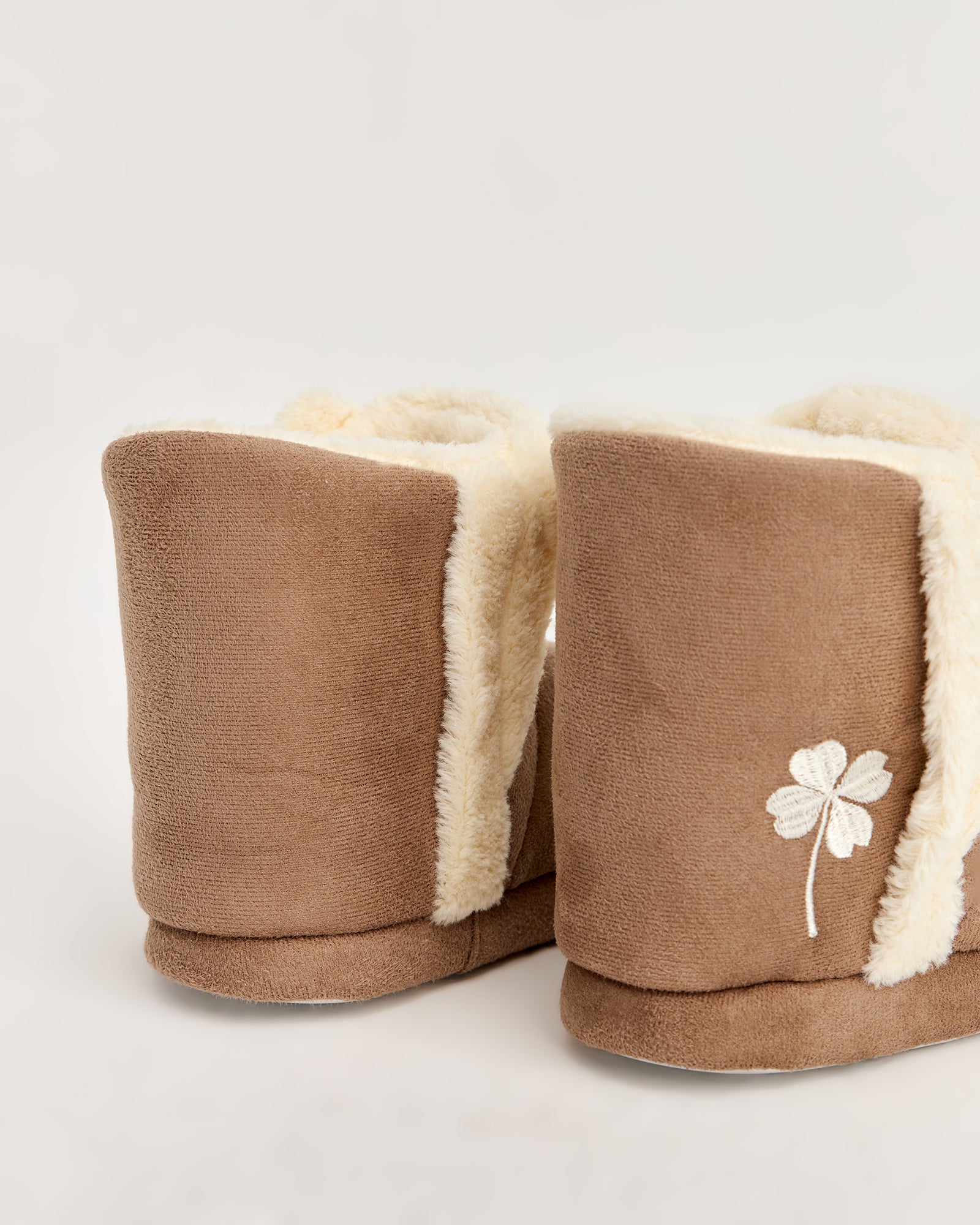 kadın panduf,kadın ev içi panduf,bayan panduf,kadın kışlık panduf,ev için kadın panduf,kadın panduf modelleri,yumuşak kadın panduf,sıcak tutan kadın panduf,kadın ev pandufu,peluş kadın panduf