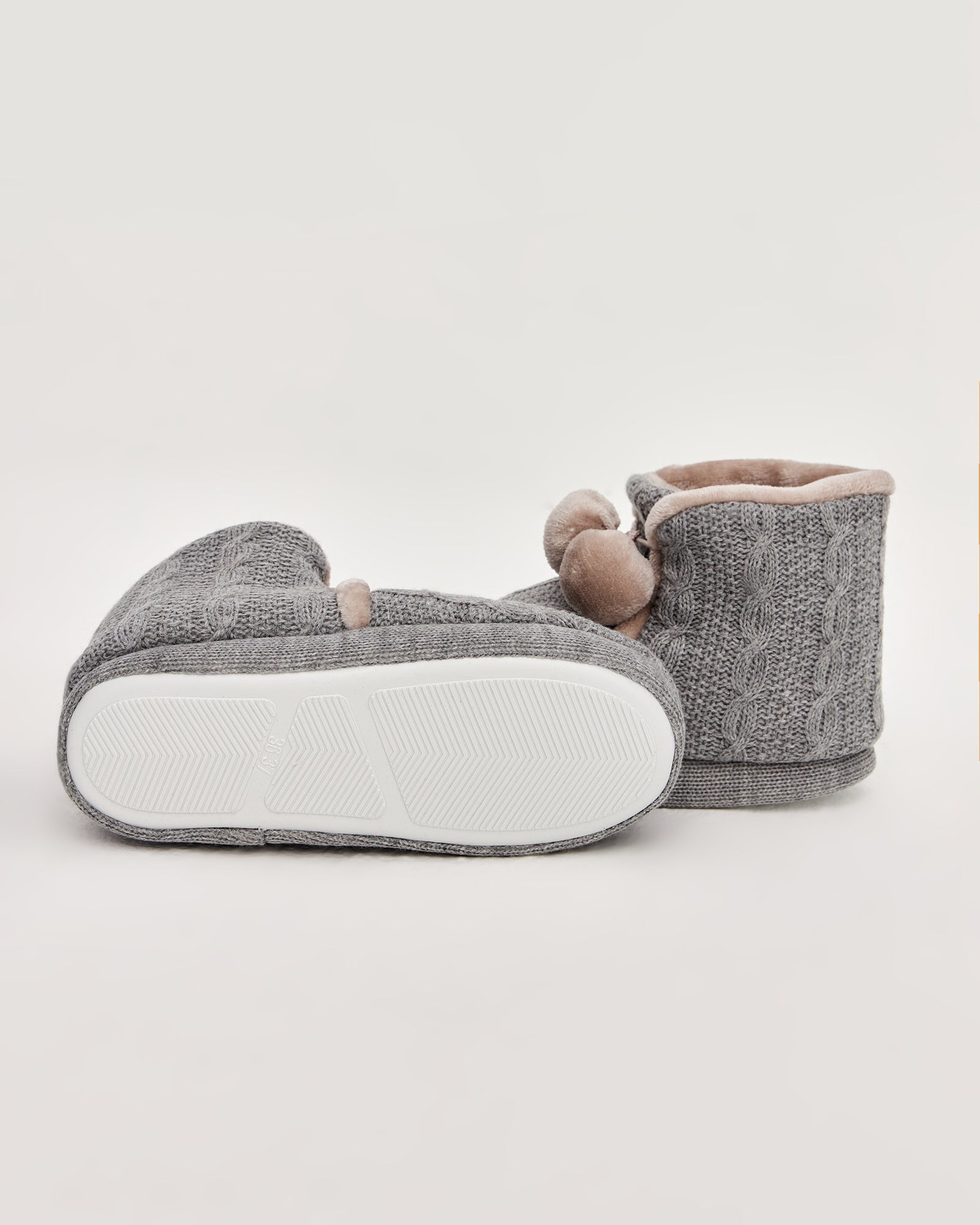 kadın panduf,kadın ev içi panduf,bayan panduf,kadın kışlık panduf,ev için kadın panduf,kadın panduf modelleri,yumuşak kadın panduf,sıcak tutan kadın panduf,kadın ev pandufu,peluş kadın panduf