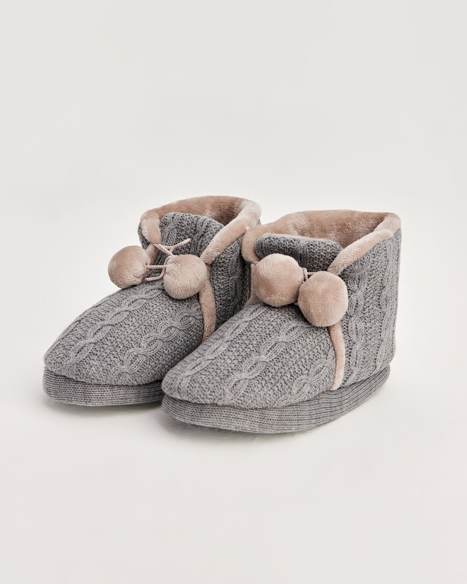 kadın panduf,kadın ev içi panduf,bayan panduf,kadın kışlık panduf,ev için kadın panduf,kadın panduf modelleri,yumuşak kadın panduf,sıcak tutan kadın panduf,kadın ev pandufu,peluş kadın panduf