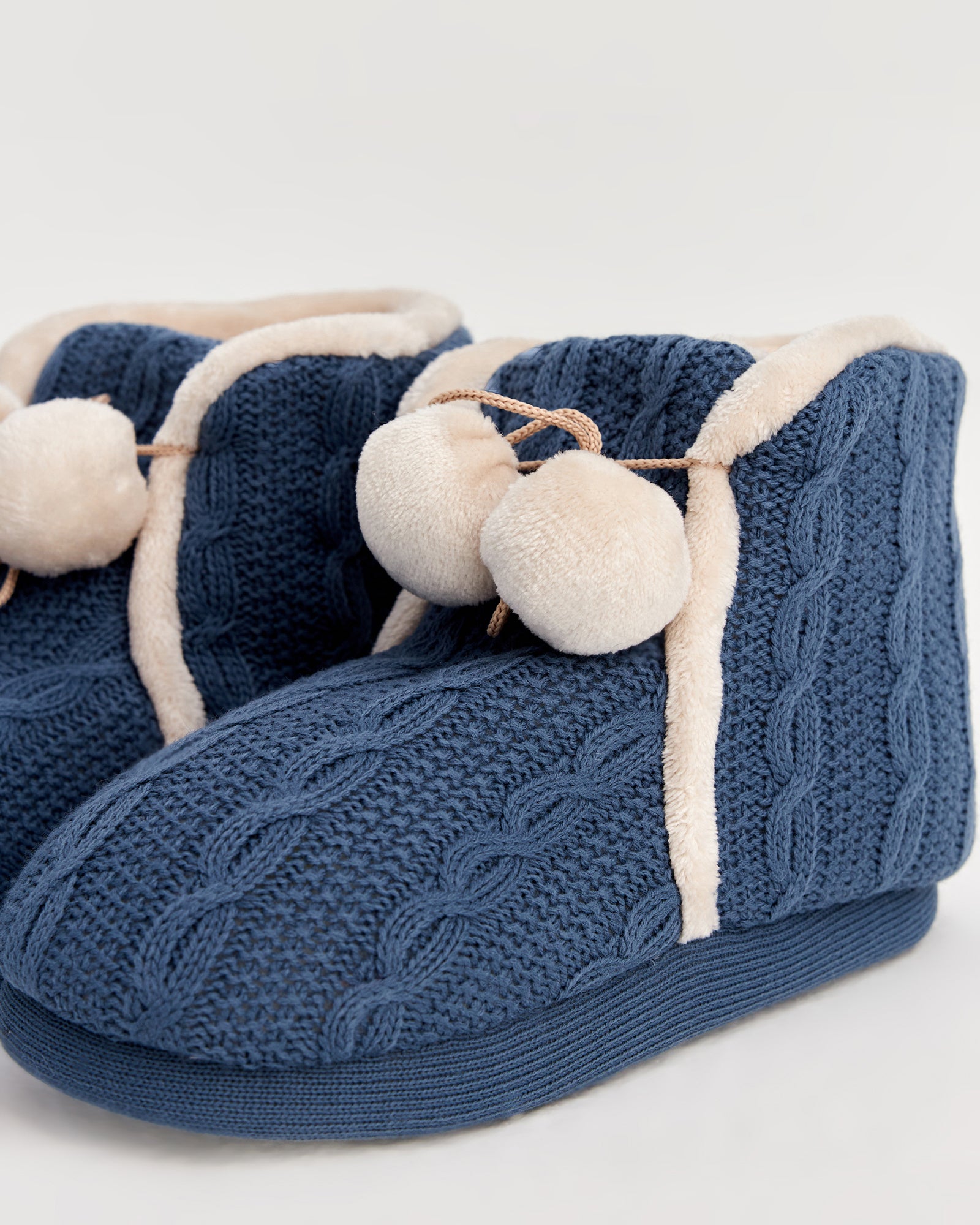 kadın panduf,kadın ev içi panduf,bayan panduf,kadın kışlık panduf,ev için kadın panduf,kadın panduf modelleri,yumuşak kadın panduf,sıcak tutan kadın panduf,kadın ev pandufu,peluş kadın panduf