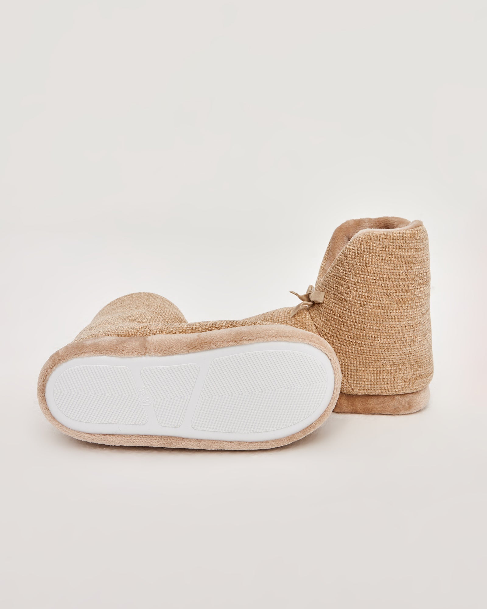 kadın panduf,kadın ev içi panduf,bayan panduf,kadın kışlık panduf,ev için kadın panduf,kadın panduf modelleri,yumuşak kadın panduf,sıcak tutan kadın panduf,kadın ev pandufu,peluş kadın panduf