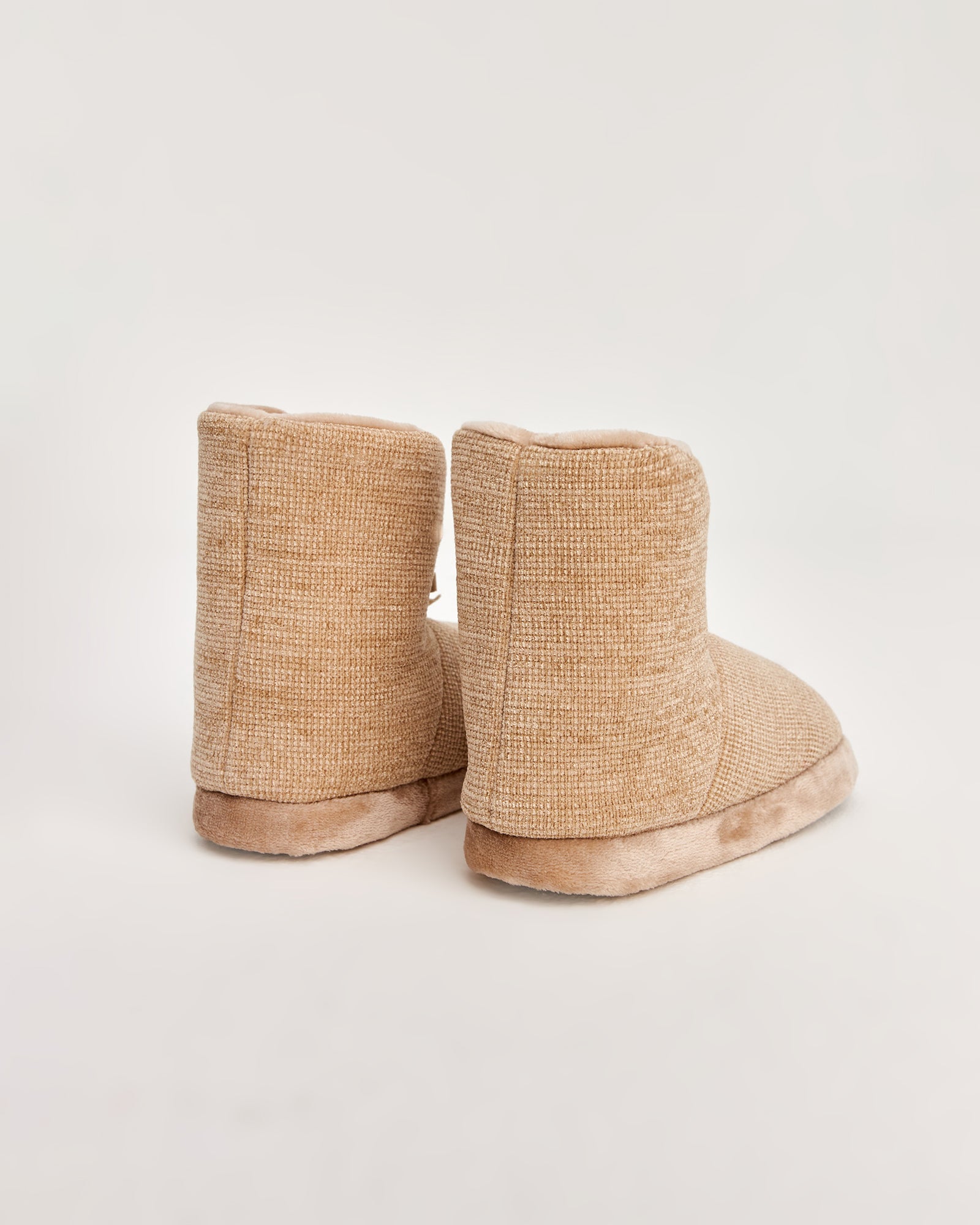 kadın panduf,kadın ev içi panduf,bayan panduf,kadın kışlık panduf,ev için kadın panduf,kadın panduf modelleri,yumuşak kadın panduf,sıcak tutan kadın panduf,kadın ev pandufu,peluş kadın panduf