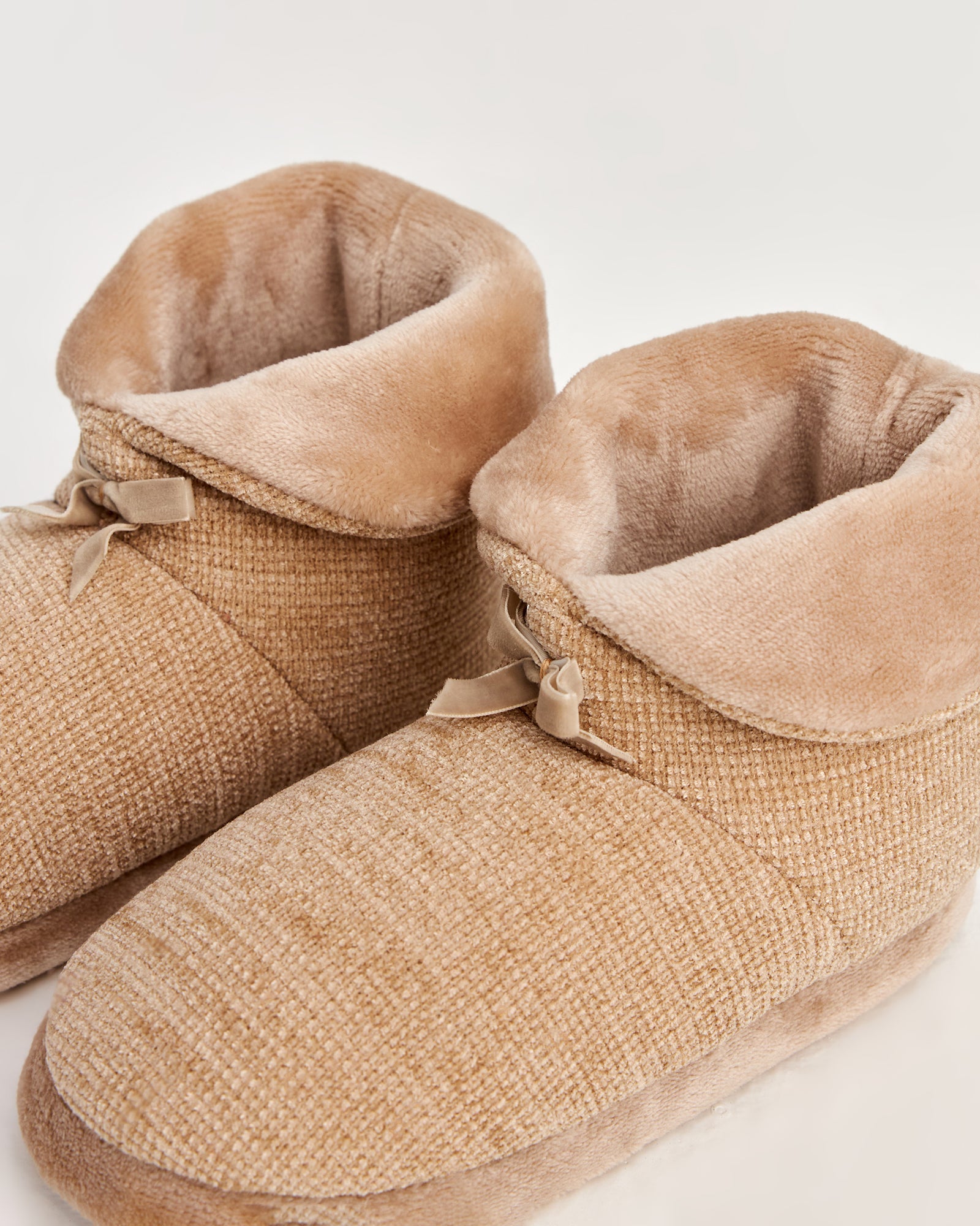 kadın panduf,kadın ev içi panduf,bayan panduf,kadın kışlık panduf,ev için kadın panduf,kadın panduf modelleri,yumuşak kadın panduf,sıcak tutan kadın panduf,kadın ev pandufu,peluş kadın panduf