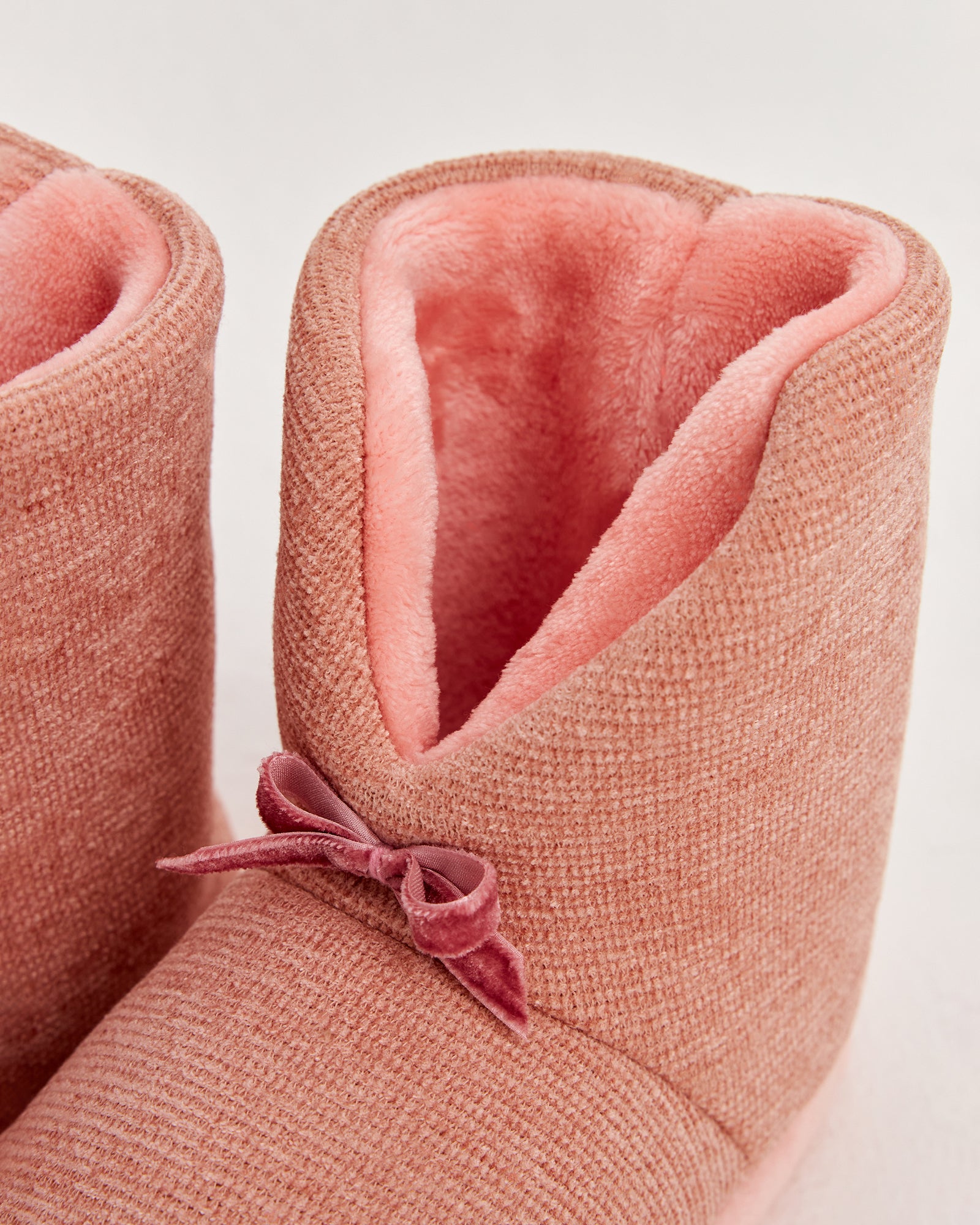 kadın panduf,kadın ev içi panduf,bayan panduf,kadın kışlık panduf,ev için kadın panduf,kadın panduf modelleri,yumuşak kadın panduf,sıcak tutan kadın panduf,kadın ev pandufu,peluş kadın panduf