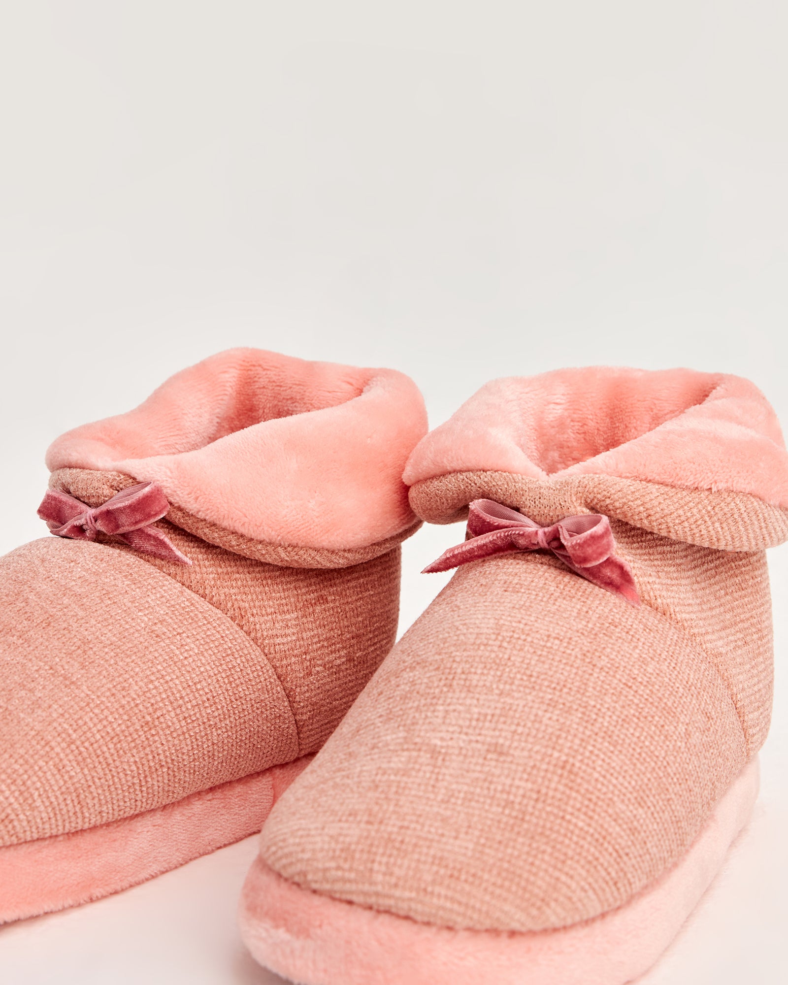 kadın panduf,kadın ev içi panduf,bayan panduf,kadın kışlık panduf,ev için kadın panduf,kadın panduf modelleri,yumuşak kadın panduf,sıcak tutan kadın panduf,kadın ev pandufu,peluş kadın panduf