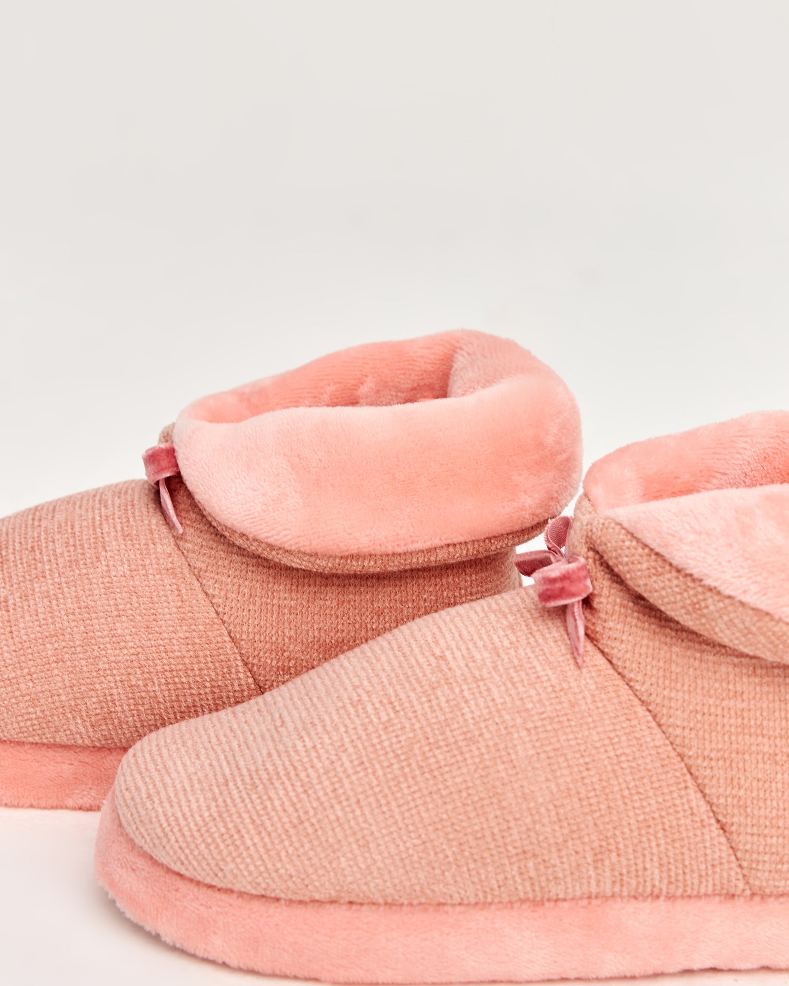 kadın panduf,kadın ev içi panduf,bayan panduf,kadın kışlık panduf,ev için kadın panduf,kadın panduf modelleri,yumuşak kadın panduf,sıcak tutan kadın panduf,kadın ev pandufu,peluş kadın panduf