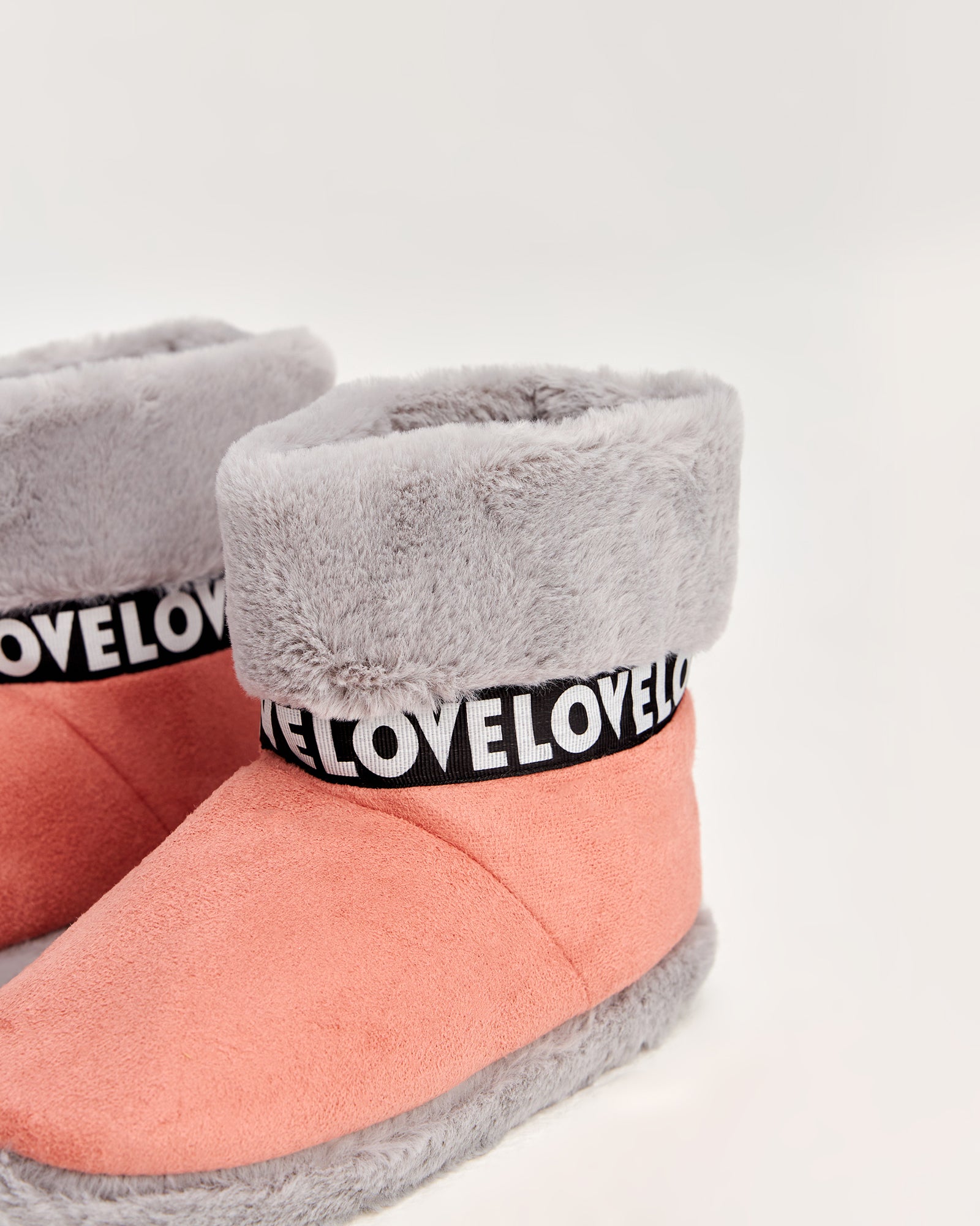 kadın panduf,kadın ev içi panduf,bayan panduf,kadın kışlık panduf,ev için kadın panduf,kadın panduf modelleri,yumuşak kadın panduf,sıcak tutan kadın panduf,kadın ev pandufu,peluş kadın panduf