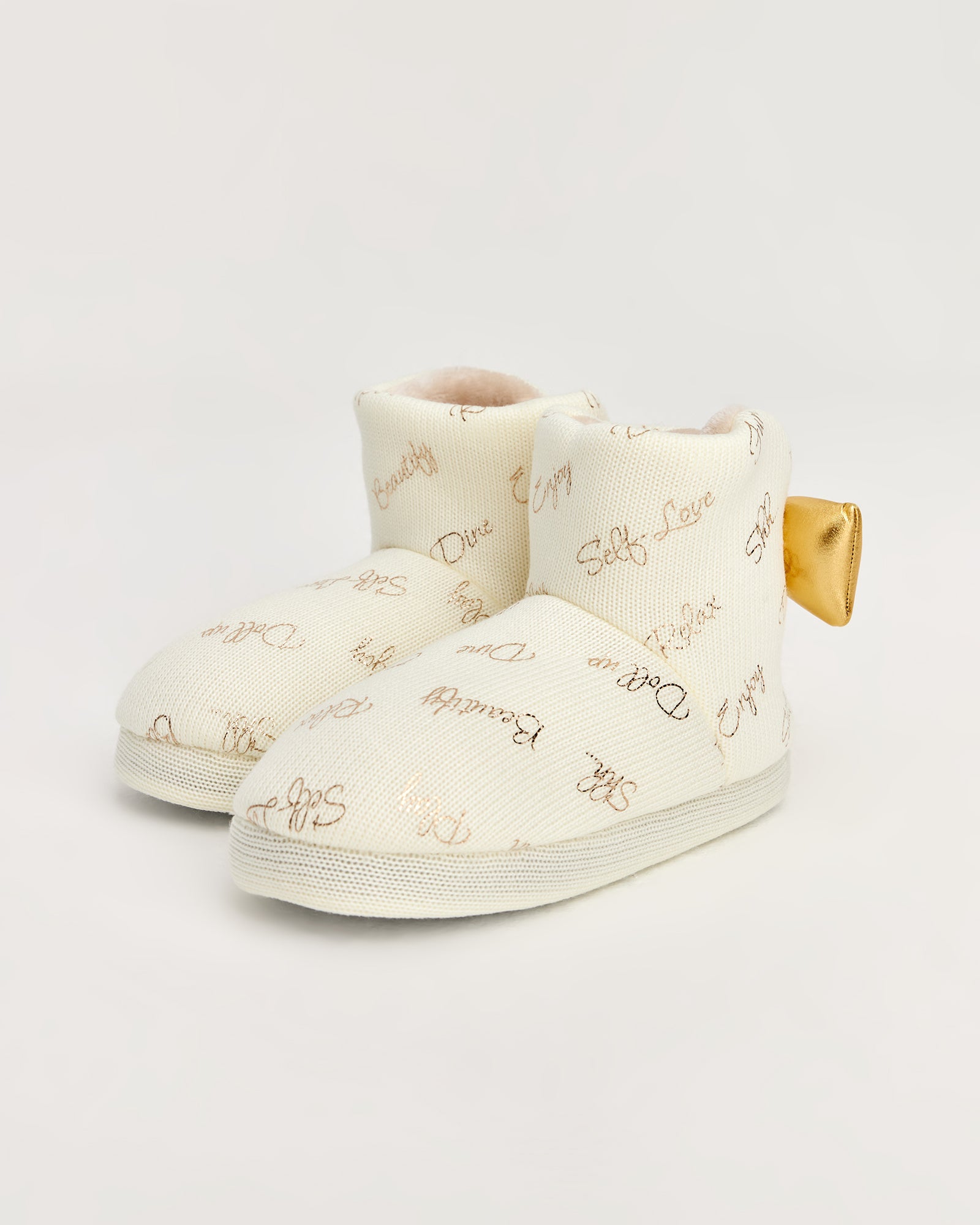 kadın panduf,kadın ev içi panduf,bayan panduf,kadın kışlık panduf,ev için kadın panduf,kadın panduf modelleri,yumuşak kadın panduf,sıcak tutan kadın panduf,kadın ev pandufu,peluş kadın panduf