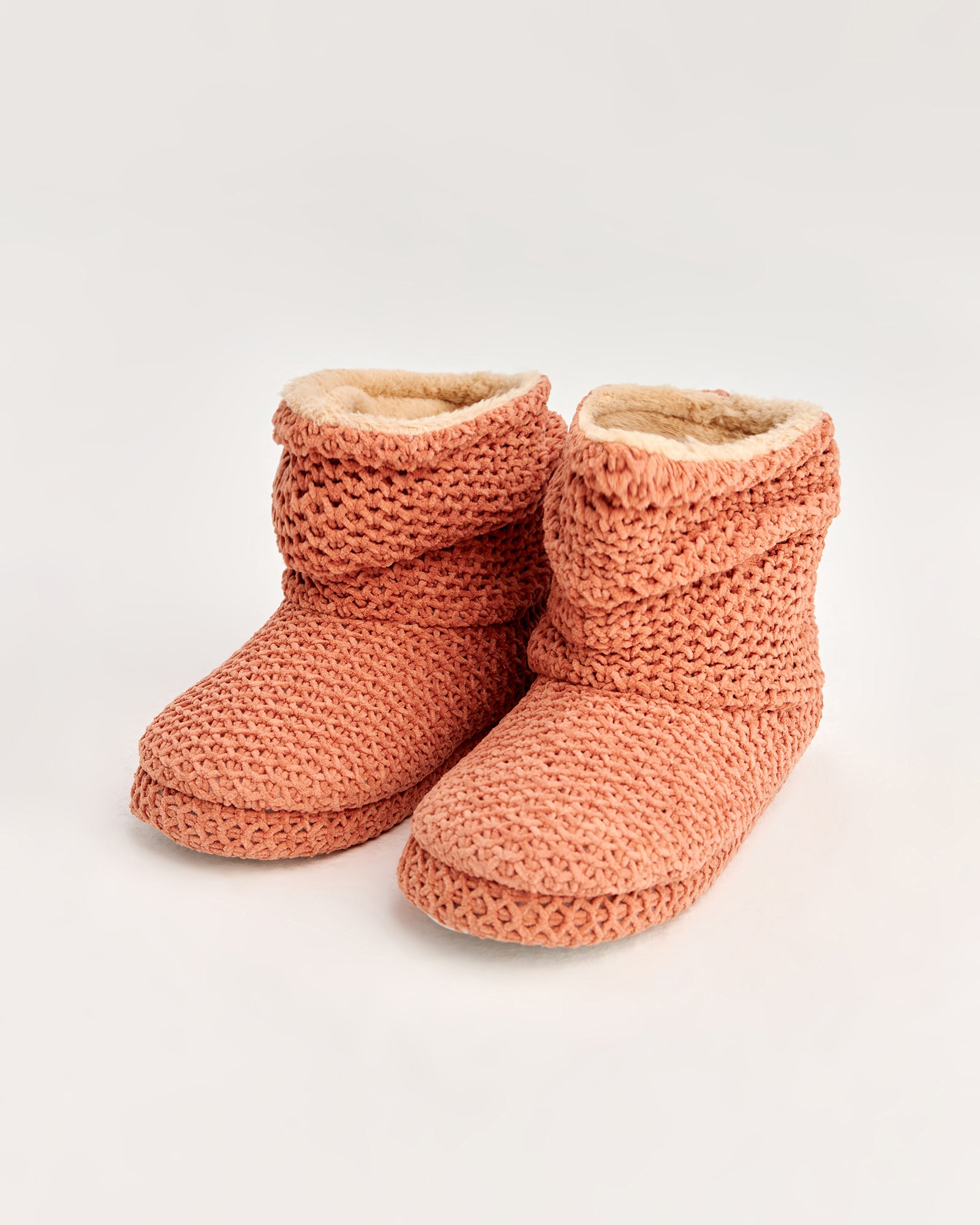 kadın panduf,kadın ev içi panduf,bayan panduf,kadın kışlık panduf,ev için kadın panduf,kadın panduf modelleri,yumuşak kadın panduf,sıcak tutan kadın panduf,kadın ev pandufu,peluş kadın panduf