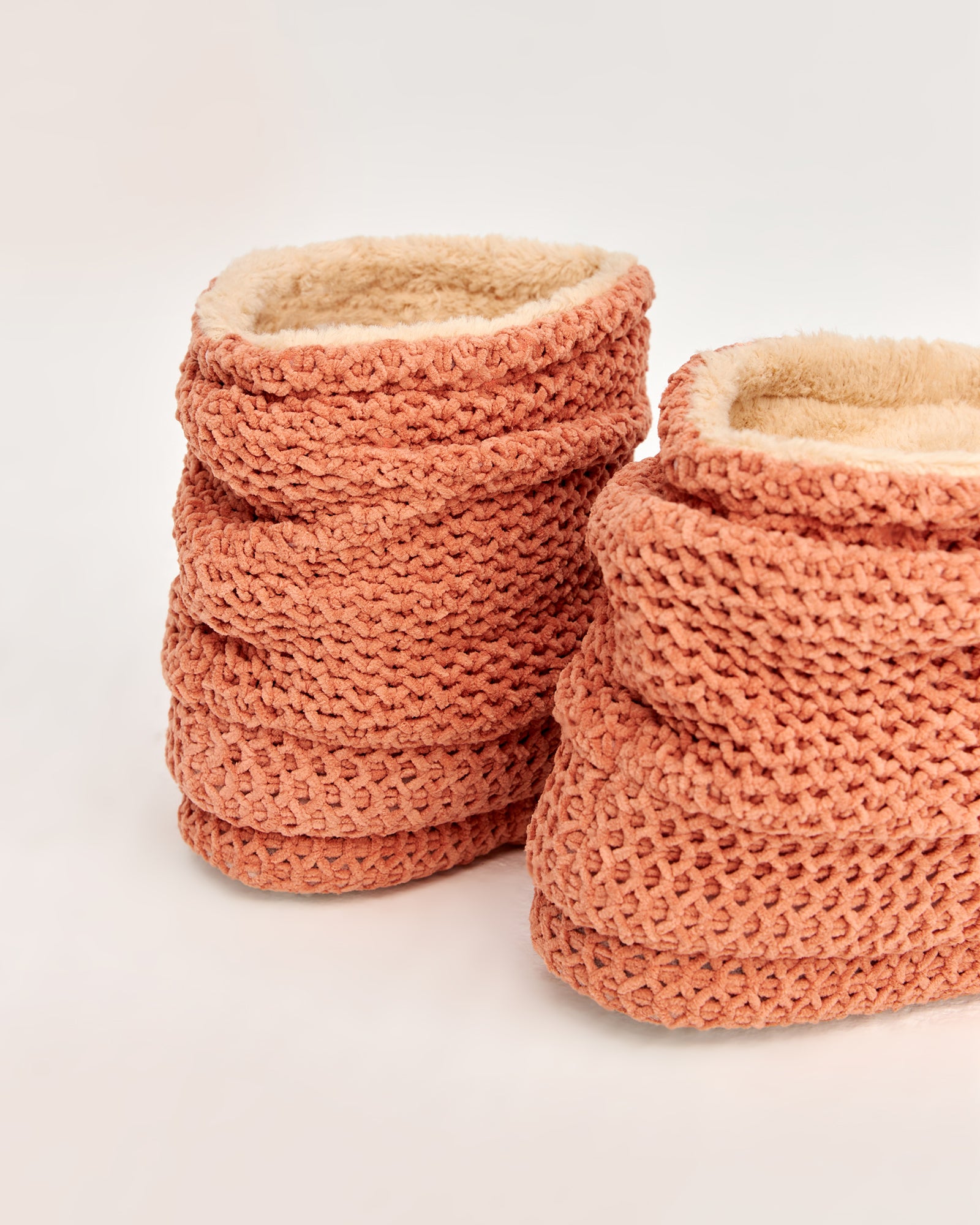 kadın panduf,kadın ev içi panduf,bayan panduf,kadın kışlık panduf,ev için kadın panduf,kadın panduf modelleri,yumuşak kadın panduf,sıcak tutan kadın panduf,kadın ev pandufu,peluş kadın panduf