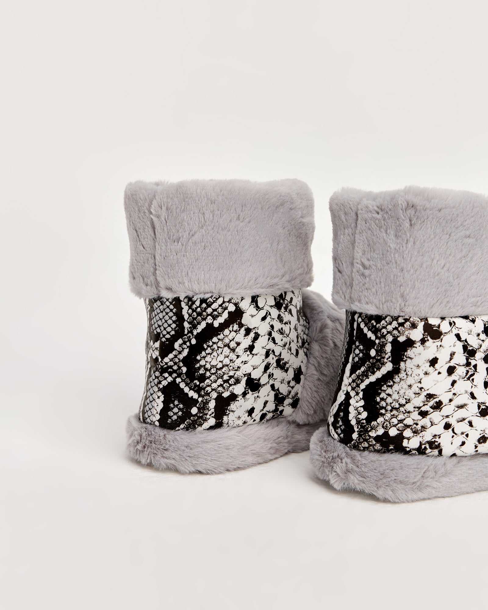 kadın panduf,kadın ev içi panduf,bayan panduf,kadın kışlık panduf,ev için kadın panduf,kadın panduf modelleri,yumuşak kadın panduf,sıcak tutan kadın panduf,kadın ev pandufu,peluş kadın panduf