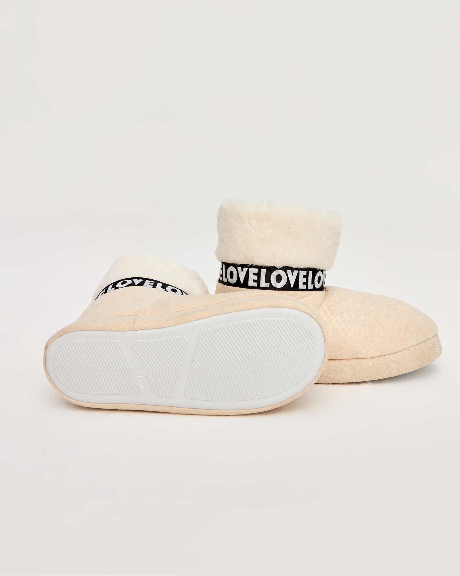 kadın panduf,kadın ev içi panduf,bayan panduf,kadın kışlık panduf,ev için kadın panduf,kadın panduf modelleri,yumuşak kadın panduf,sıcak tutan kadın panduf,kadın ev pandufu,peluş kadın panduf