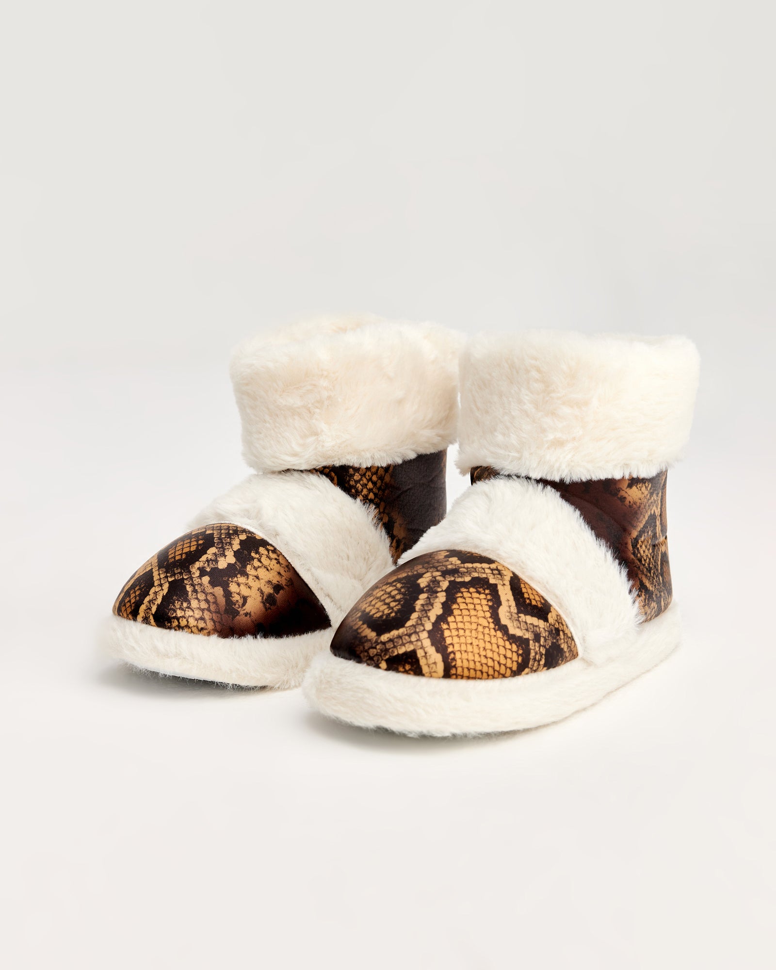 kadın panduf,kadın ev içi panduf,bayan panduf,kadın kışlık panduf,ev için kadın panduf,kadın panduf modelleri,yumuşak kadın panduf,sıcak tutan kadın panduf,kadın ev pandufu,peluş kadın panduf