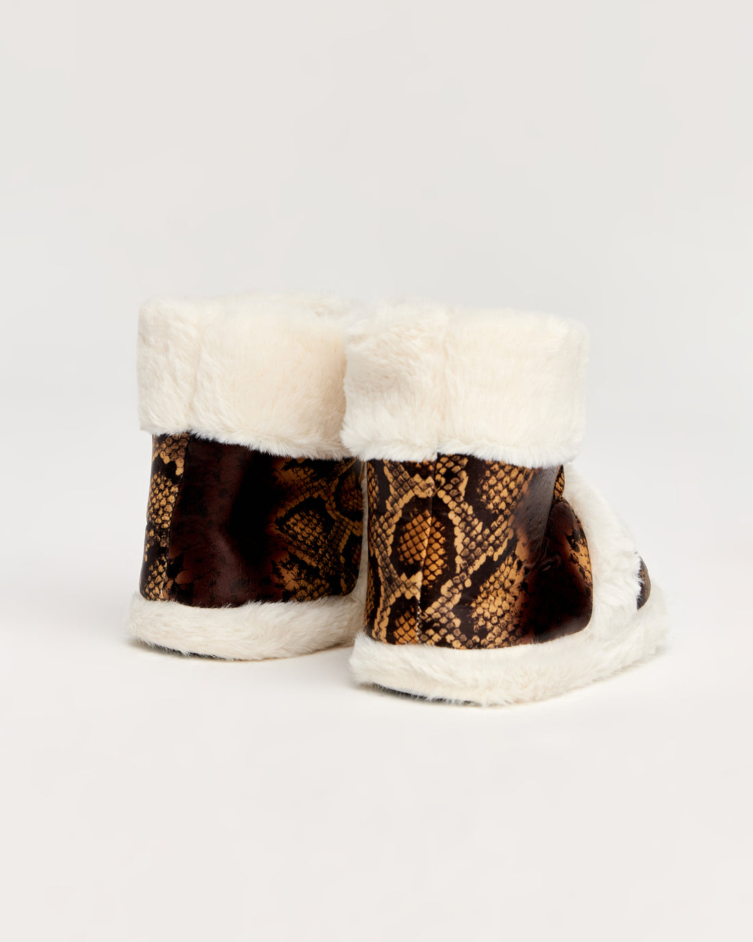 kadın panduf,kadın ev içi panduf,bayan panduf,kadın kışlık panduf,ev için kadın panduf,kadın panduf modelleri,yumuşak kadın panduf,sıcak tutan kadın panduf,kadın ev pandufu,peluş kadın panduf