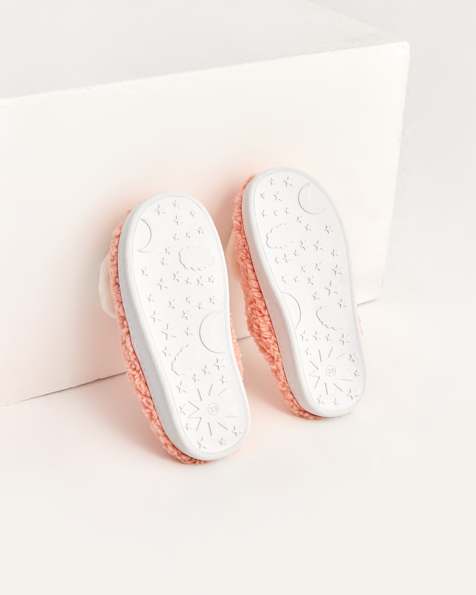 kadın ev terliği,kadın ev içi terlik,bayan ev terliği,kadın kışlık terlik,kadın yazlık terlik,evde giyilen kadın terlikleri,kadın konforlu terlik,rahat kadın ev terliği,kaymaz taban kadın terlik,kapalı kadın ev terliği