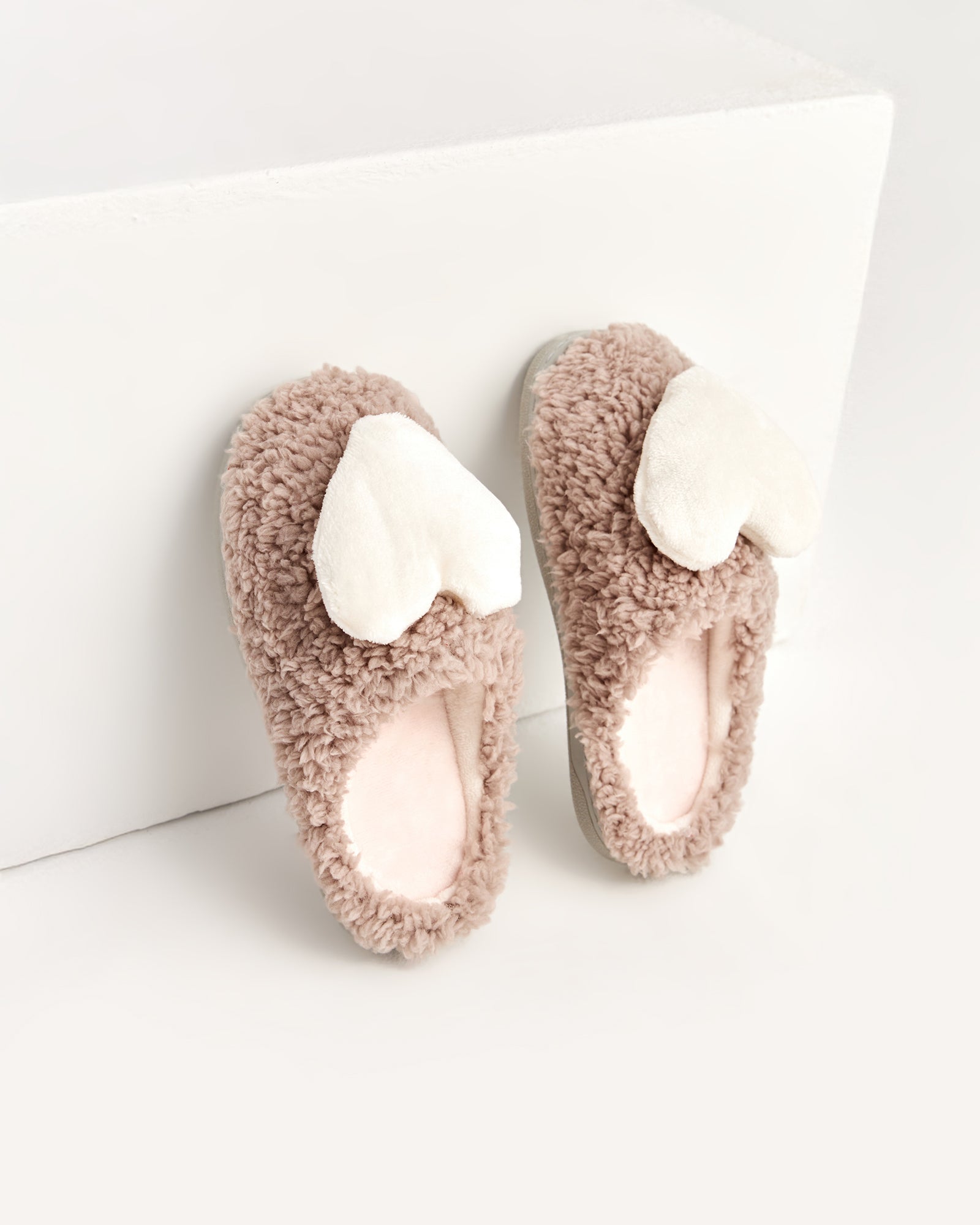 kadın ev terliği,kadın ev içi terlik,bayan ev terliği,kadın kışlık terlik,kadın yazlık terlik,evde giyilen kadın terlikleri,kadın konforlu terlik,rahat kadın ev terliği,kaymaz taban kadın terlik,kapalı kadın ev terliği