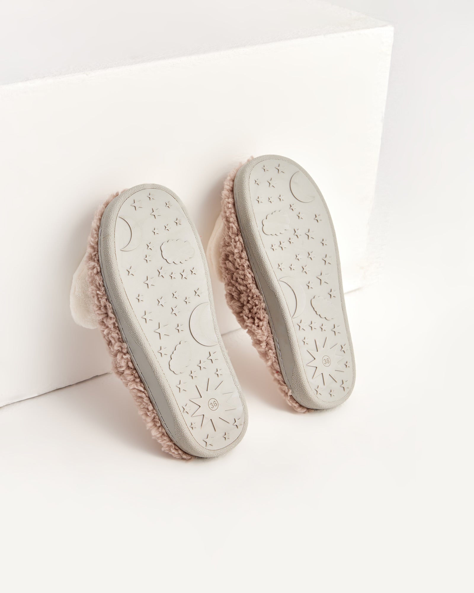 kadın ev terliği,kadın ev içi terlik,bayan ev terliği,kadın kışlık terlik,kadın yazlık terlik,evde giyilen kadın terlikleri,kadın konforlu terlik,rahat kadın ev terliği,kaymaz taban kadın terlik,kapalı kadın ev terliği