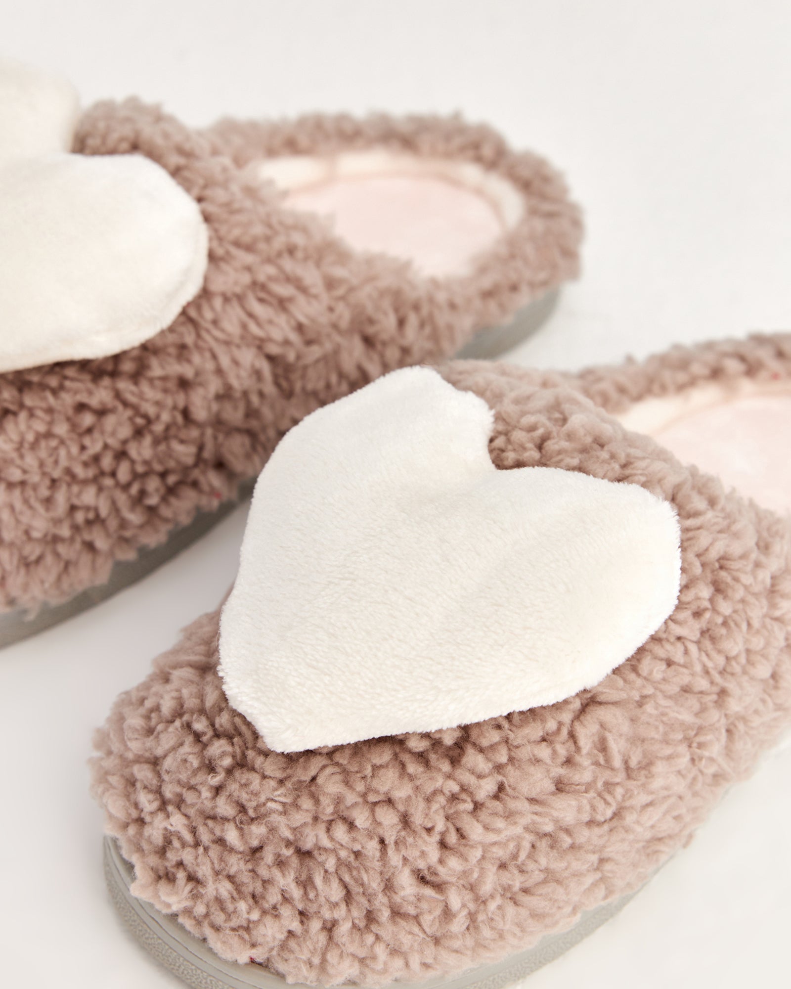 kadın ev terliği,kadın ev içi terlik,bayan ev terliği,kadın kışlık terlik,kadın yazlık terlik,evde giyilen kadın terlikleri,kadın konforlu terlik,rahat kadın ev terliği,kaymaz taban kadın terlik,kapalı kadın ev terliği