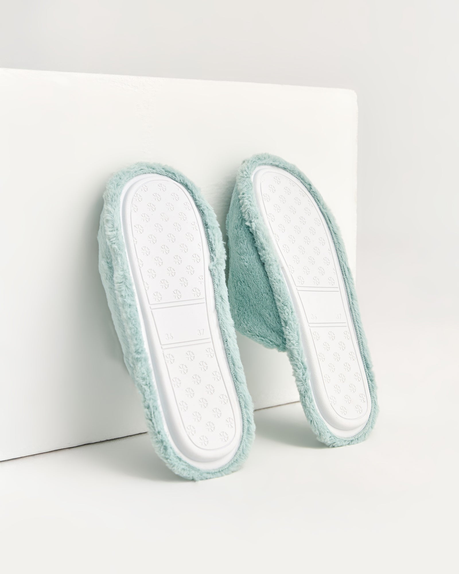 kadın ev terliği,kadın ev içi terlik,bayan ev terliği,kadın kışlık terlik,kadın yazlık terlik,evde giyilen kadın terlikleri,kadın konforlu terlik,rahat kadın ev terliği,kaymaz taban kadın terlik,kapalı kadın ev terliği