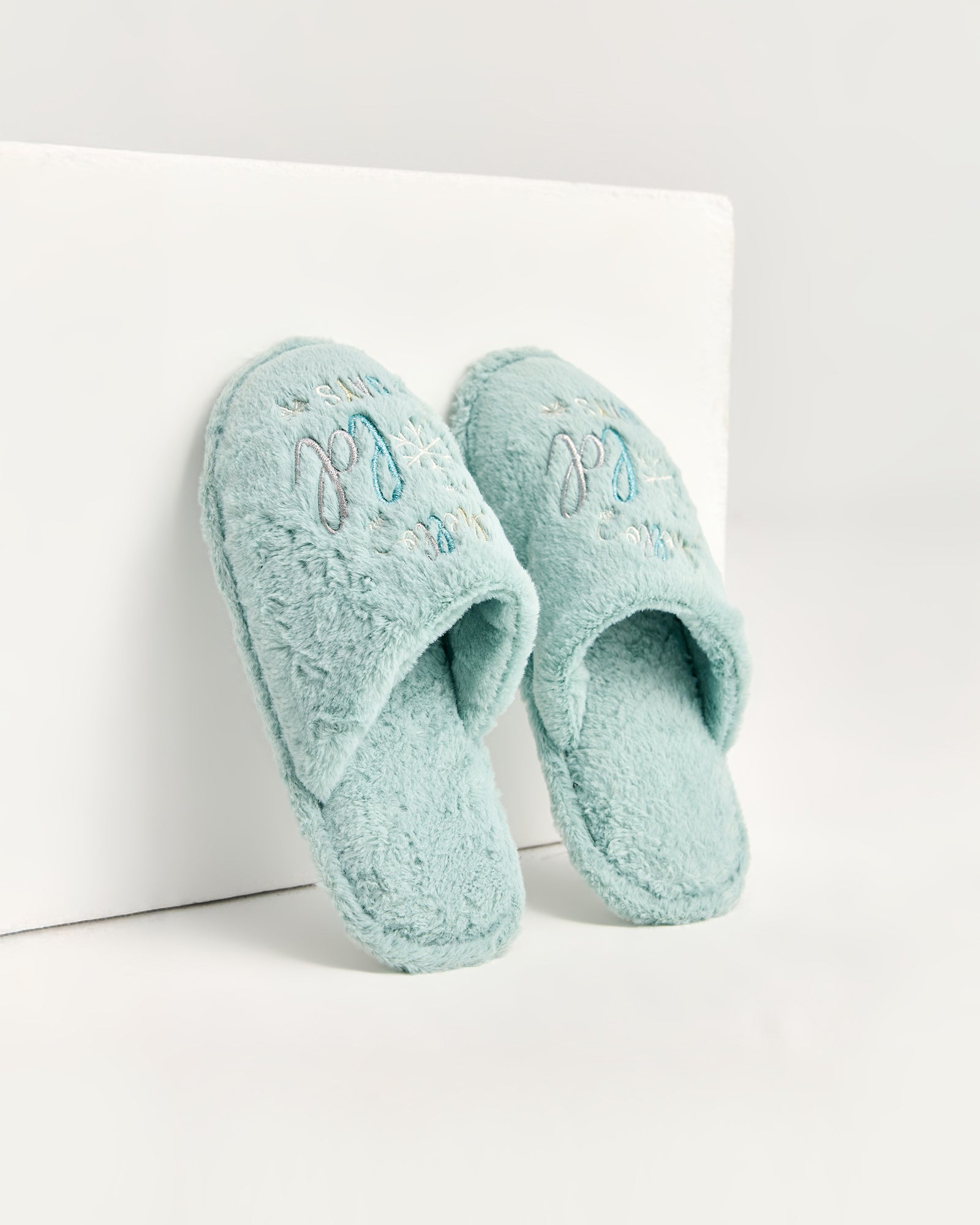 kadın ev terliği,kadın ev içi terlik,bayan ev terliği,kadın kışlık terlik,kadın yazlık terlik,evde giyilen kadın terlikleri,kadın konforlu terlik,rahat kadın ev terliği,kaymaz taban kadın terlik,kapalı kadın ev terliği