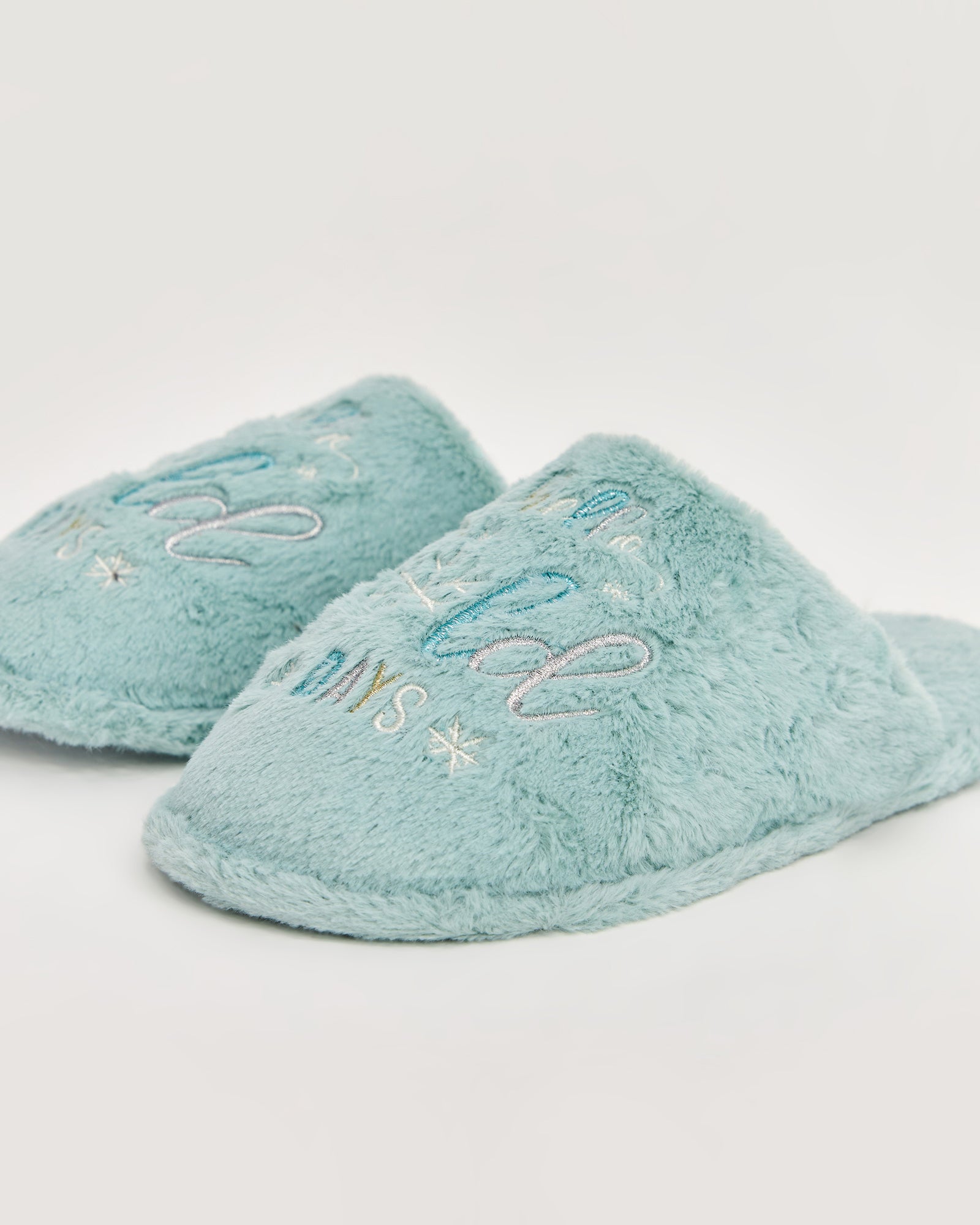 kadın ev terliği,kadın ev içi terlik,bayan ev terliği,kadın kışlık terlik,kadın yazlık terlik,evde giyilen kadın terlikleri,kadın konforlu terlik,rahat kadın ev terliği,kaymaz taban kadın terlik,kapalı kadın ev terliği