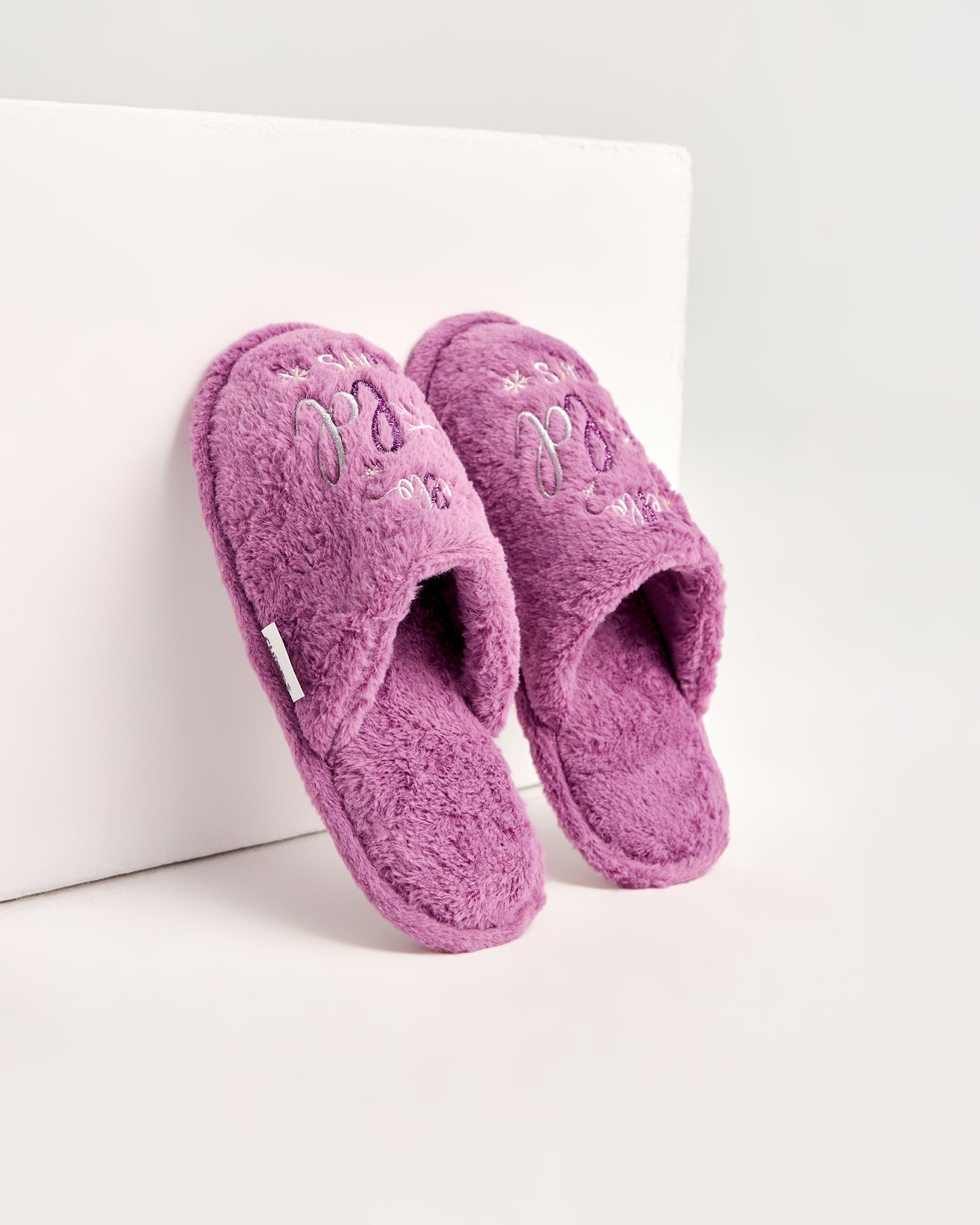 kadın ev terliği,kadın ev içi terlik,bayan ev terliği,kadın kışlık terlik,kadın yazlık terlik,evde giyilen kadın terlikleri,kadın konforlu terlik,rahat kadın ev terliği,kaymaz taban kadın terlik,kapalı kadın ev terliği