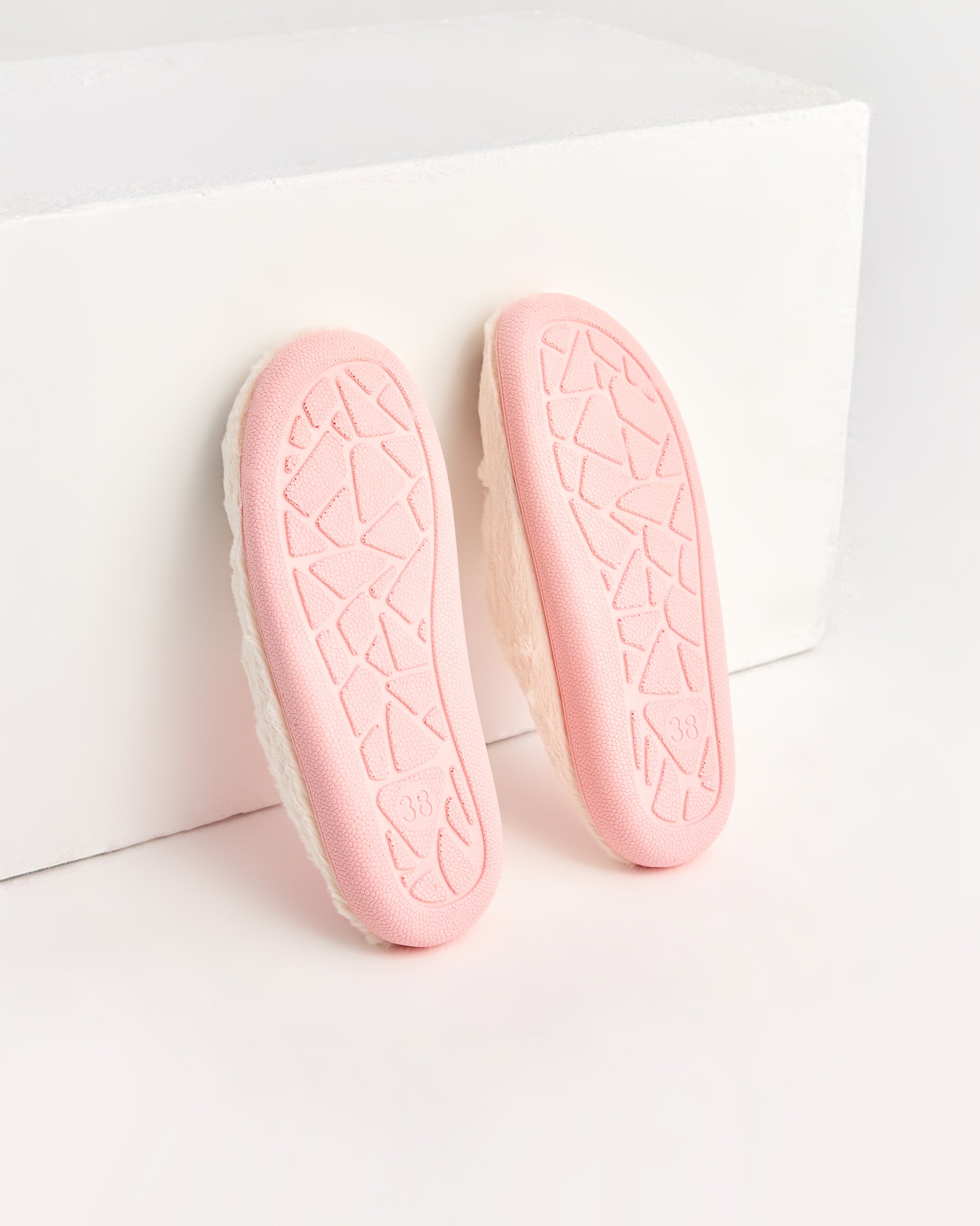 kadın ev terliği,kadın ev içi terlik,bayan ev terliği,kadın kışlık terlik,kadın yazlık terlik,evde giyilen kadın terlikleri,kadın konforlu terlik,rahat kadın ev terliği,kaymaz taban kadın terlik,kapalı kadın ev terliği