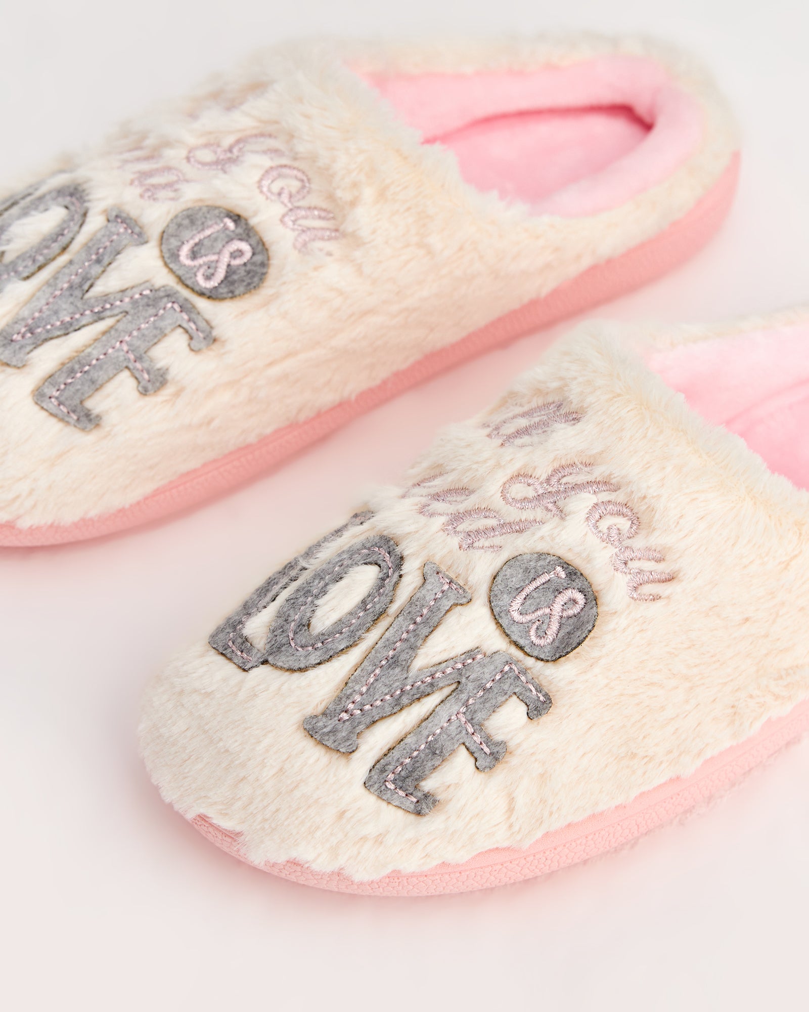 kadın ev terliği,kadın ev içi terlik,bayan ev terliği,kadın kışlık terlik,kadın yazlık terlik,evde giyilen kadın terlikleri,kadın konforlu terlik,rahat kadın ev terliği,kaymaz taban kadın terlik,kapalı kadın ev terliği