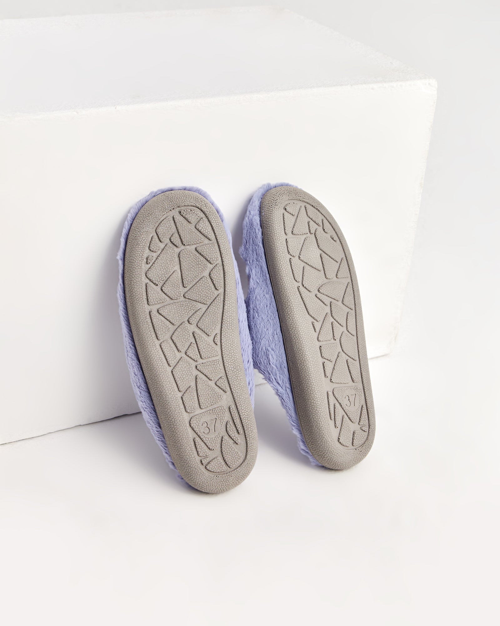 kadın ev terliği,kadın ev içi terlik,bayan ev terliği,kadın kışlık terlik,kadın yazlık terlik,evde giyilen kadın terlikleri,kadın konforlu terlik,rahat kadın ev terliği,kaymaz taban kadın terlik,kapalı kadın ev terliği