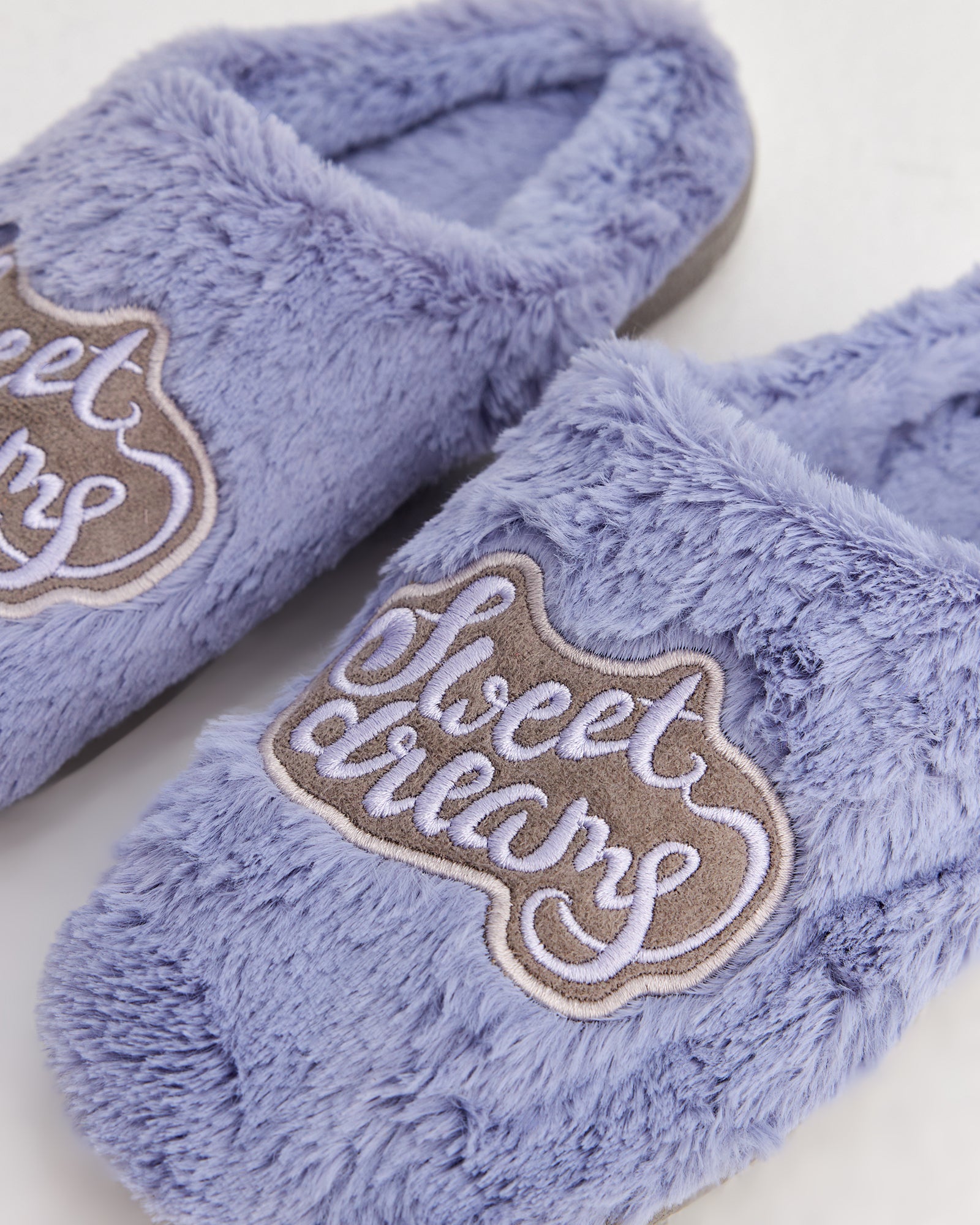 kadın ev terliği,kadın ev içi terlik,bayan ev terliği,kadın kışlık terlik,kadın yazlık terlik,evde giyilen kadın terlikleri,kadın konforlu terlik,rahat kadın ev terliği,kaymaz taban kadın terlik,kapalı kadın ev terliği