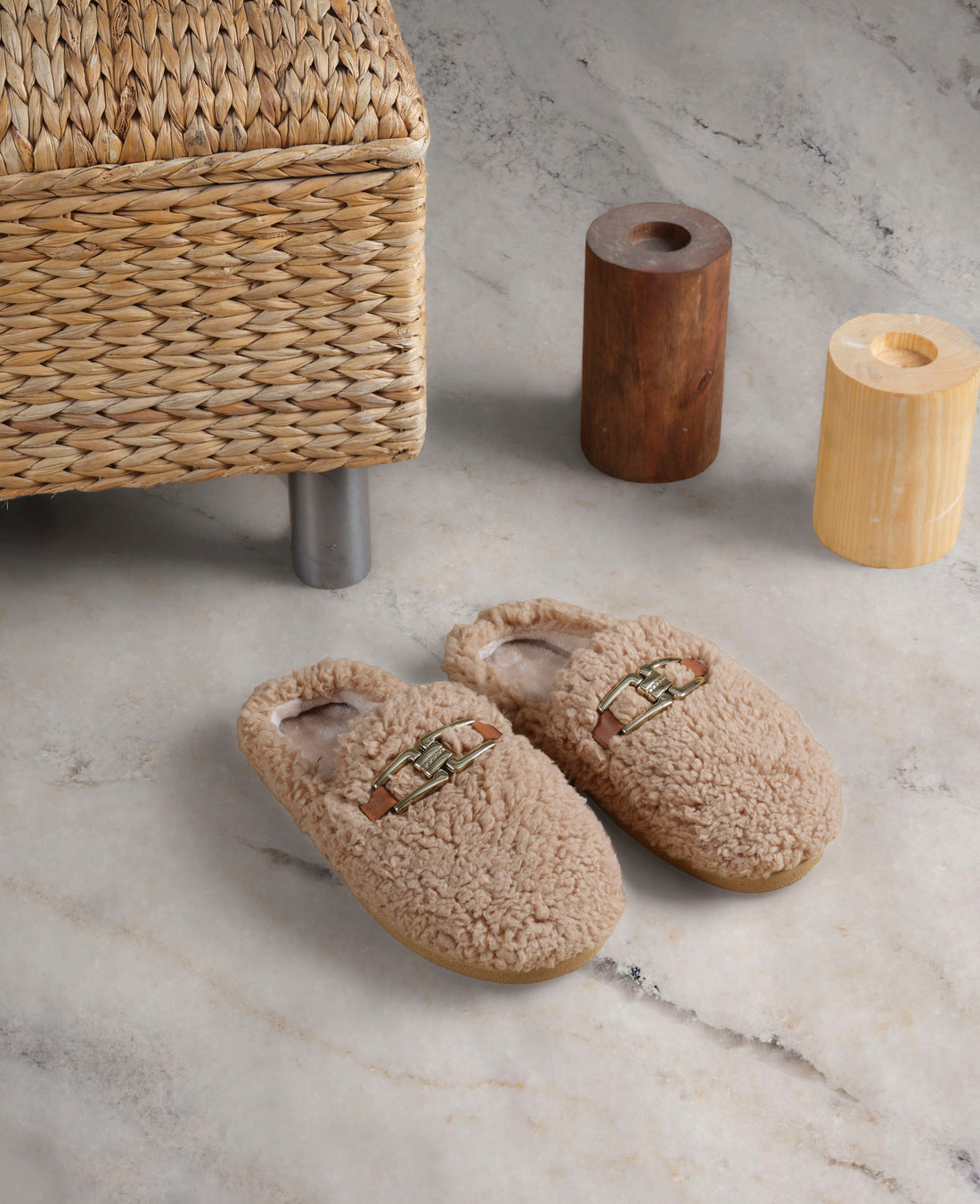 kadın ev terliği,kadın ev içi terlik,bayan ev terliği,kadın kışlık terlik,kadın yazlık terlik,evde giyilen kadın terlikleri,kadın konforlu terlik,rahat kadın ev terliği,kaymaz taban kadın terlik,kapalı kadın ev terliği