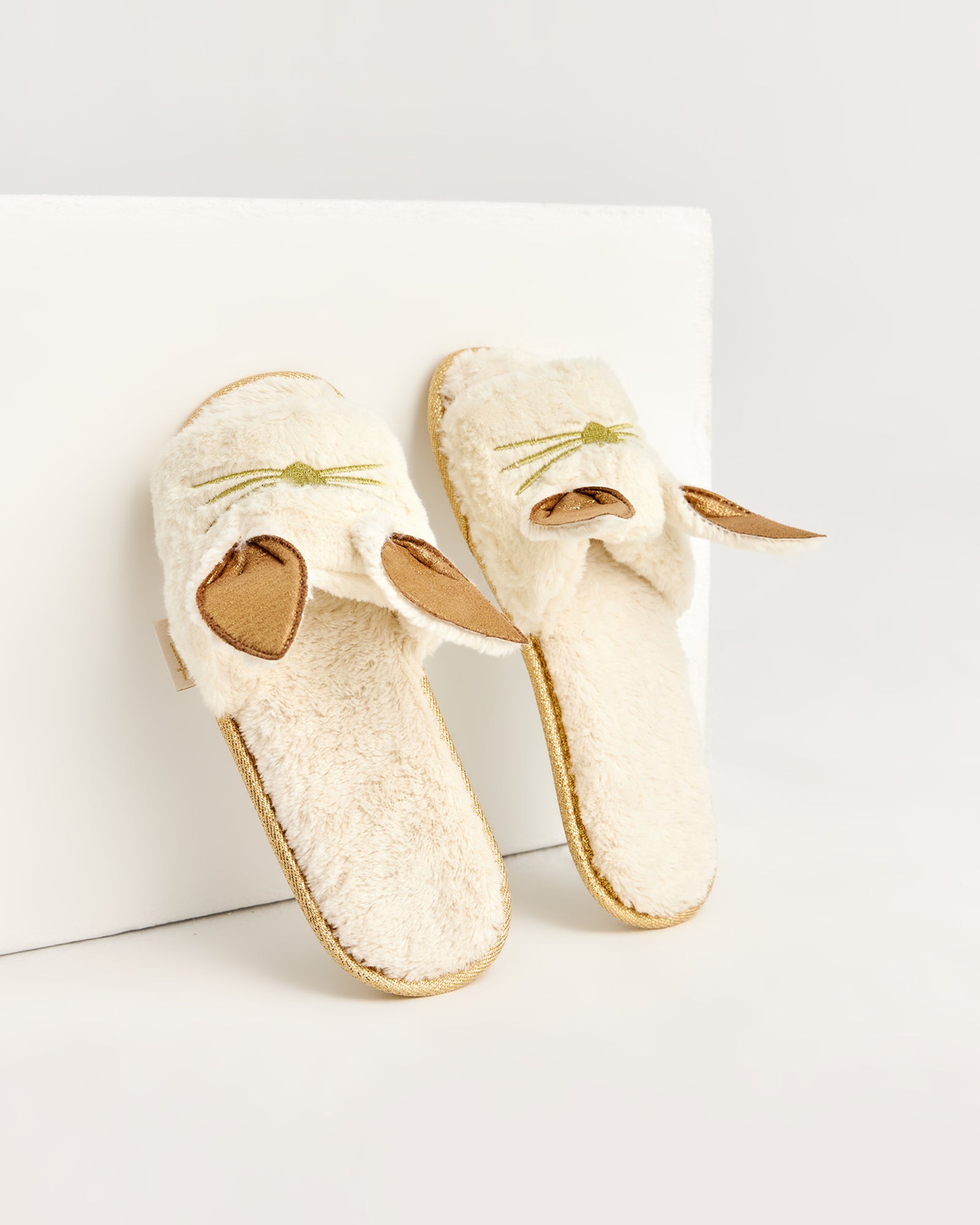 kadın ev terliği,kadın ev içi terlik,bayan ev terliği,kadın kışlık terlik,kadın yazlık terlik,evde giyilen kadın terlikleri,kadın konforlu terlik,rahat kadın ev terliği,kaymaz taban kadın terlik,kapalı kadın ev terliği