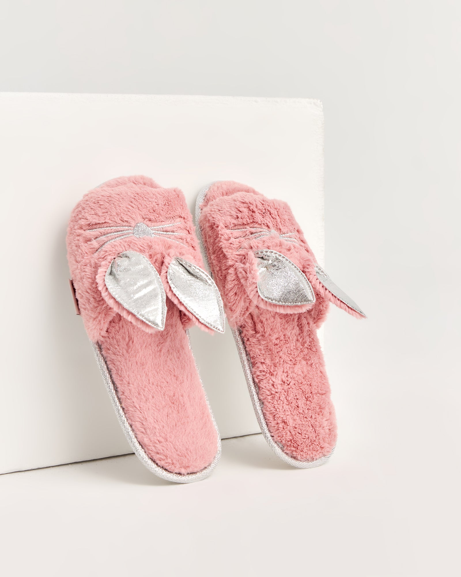 kadın ev terliği,kadın ev içi terlik,bayan ev terliği,kadın kışlık terlik,kadın yazlık terlik,evde giyilen kadın terlikleri,kadın konforlu terlik,rahat kadın ev terliği,kaymaz taban kadın terlik,kapalı kadın ev terliği