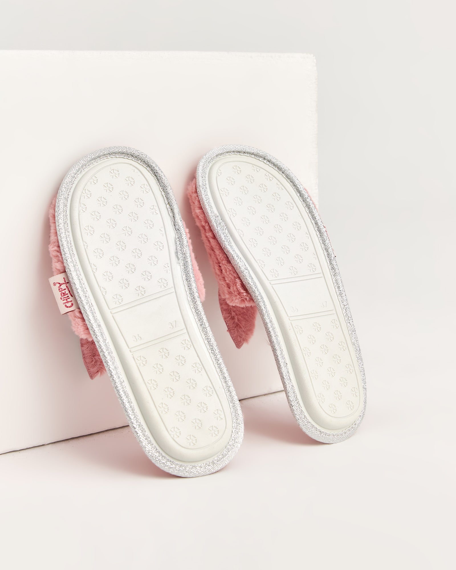 kadın ev terliği,kadın ev içi terlik,bayan ev terliği,kadın kışlık terlik,kadın yazlık terlik,evde giyilen kadın terlikleri,kadın konforlu terlik,rahat kadın ev terliği,kaymaz taban kadın terlik,kapalı kadın ev terliği